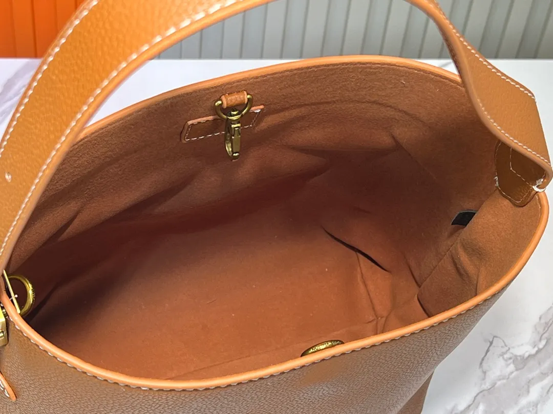Batch 300💰 Upgraded original (imitation original) M24974 M24856 M25022 M25352 M25353 M25354 This small Low Key Hobo handbag is made of smooth cow leather with suede cow leather lining. It can accommodate short wallets, large smartphones, keys and other small items. The shoulder strap is adjustable with a padlock buckle, and a removable Monogram canvas zippered interior pocket keeps it organized. Dimensions: 24.0 x 28.0 x 16.0 cm (length x height x width)