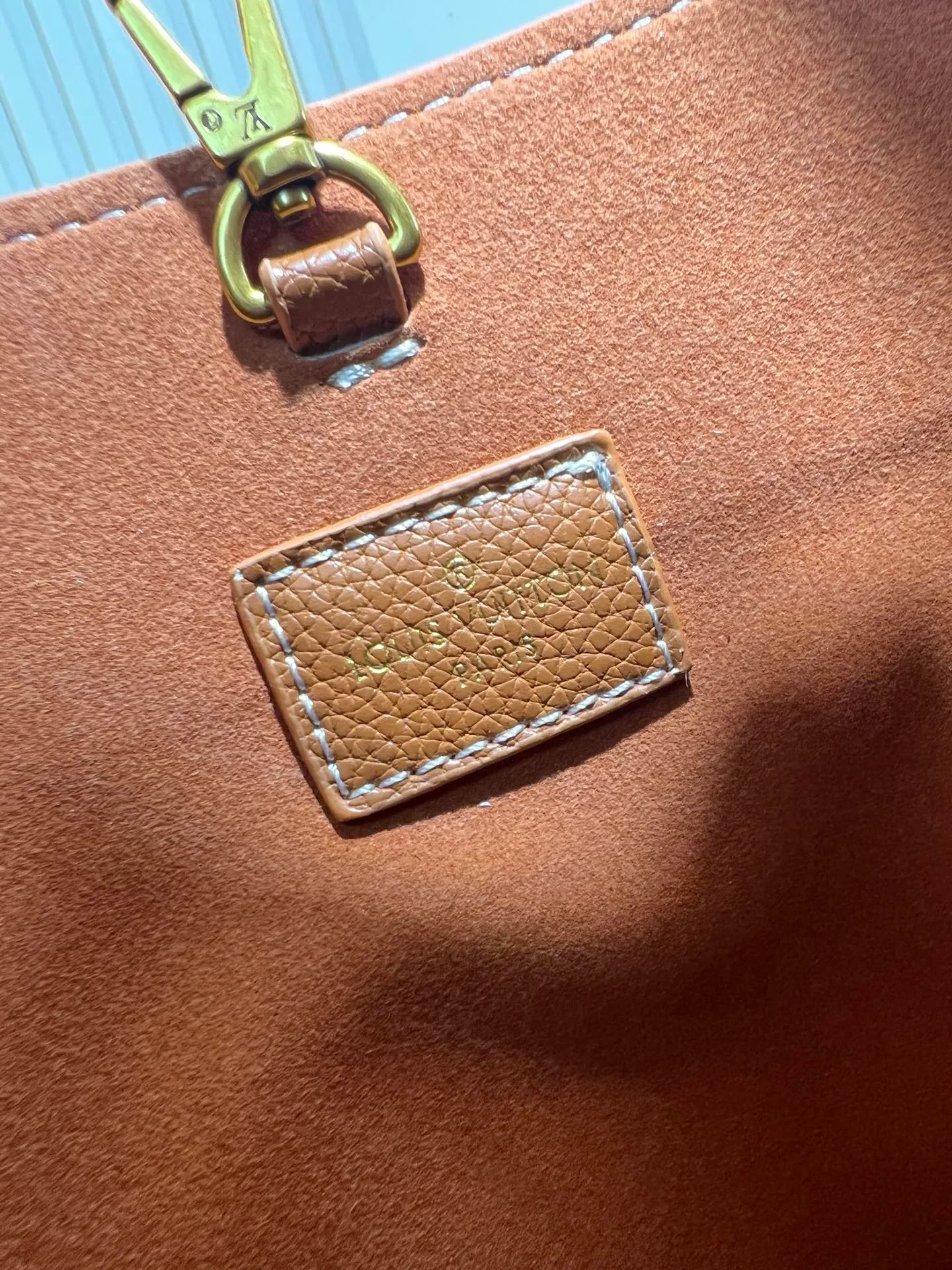 Batch 300💰 Upgraded original (imitation original) M24974 M24856 M25022 M25352 M25353 M25354 This small Low Key Hobo handbag is made of smooth cow leather with suede cow leather lining. It can accommodate short wallets, large smartphones, keys and other small items. The shoulder strap is adjustable with a padlock buckle, and a removable Monogram canvas zippered interior pocket keeps it organized. Dimensions: 24.0 x 28.0 x 16.0 cm (length x height x width)