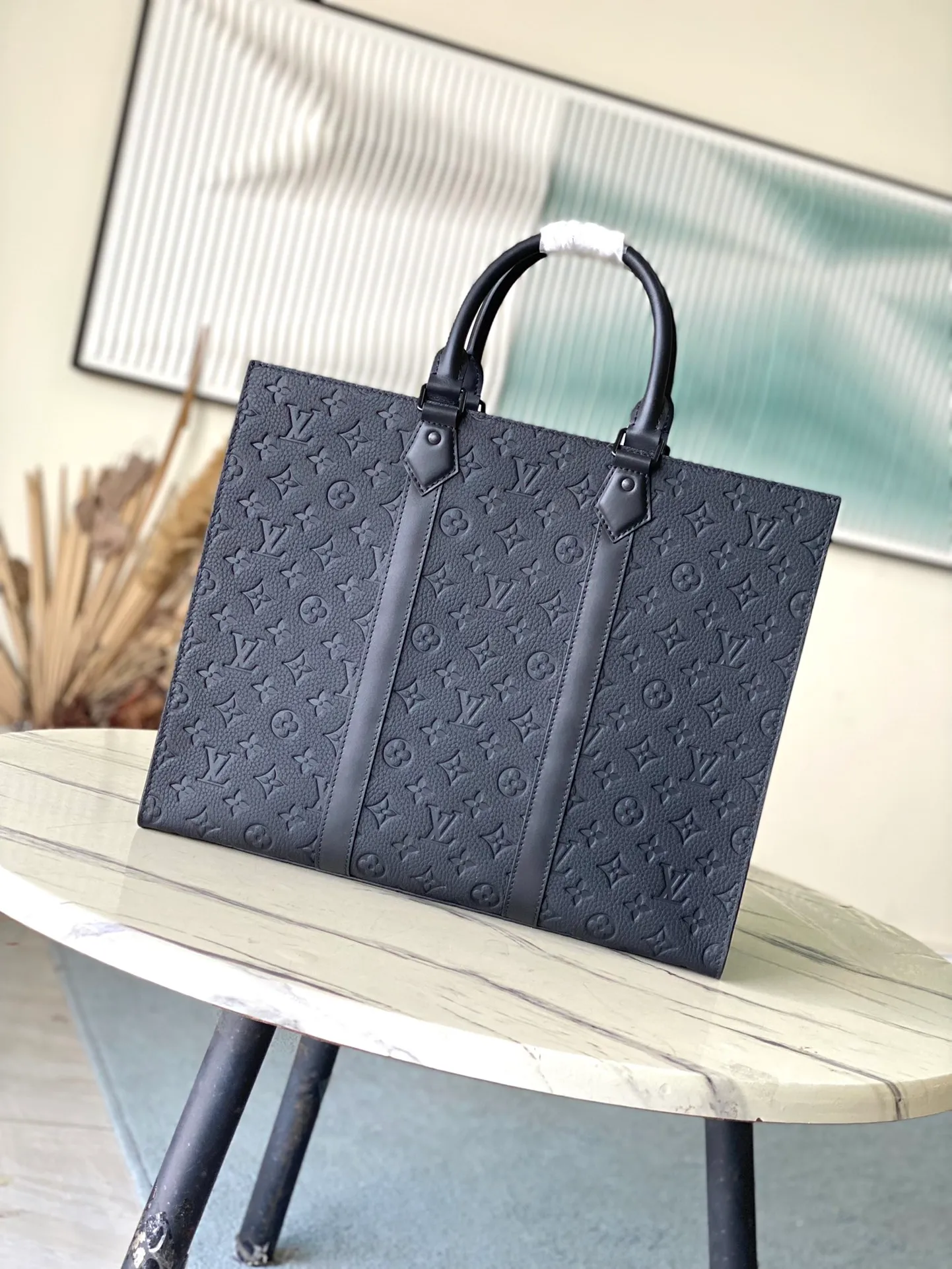 💰1180 (top layer leather) top quality original order M24786 This Sac Plat 24H tote bag is made of Monogram embossed Taurllon cow leather. It has a wide interior space with pockets and zippered inner pockets, which can safely store valuables. The short handle makes it easy to carry, while the long handle makes it easy to carry on the shoulder. Dimensions: 41 × 33 × 14 cm