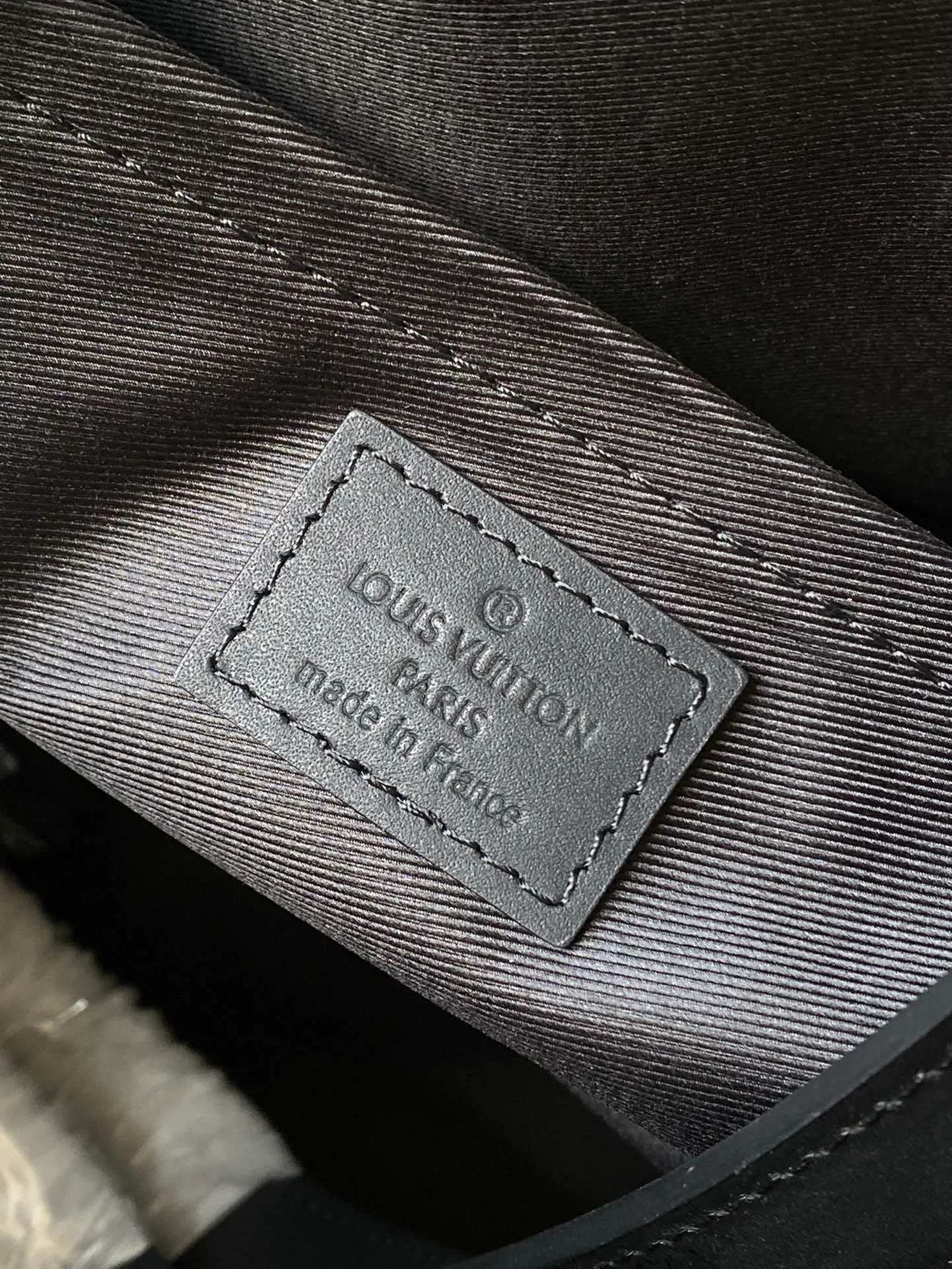 💰1180 (top layer leather) top quality original order M24786 This Sac Plat 24H tote bag is made of Monogram embossed Taurllon cow leather. It has a wide interior space with pockets and zippered inner pockets, which can safely store valuables. The short handle makes it easy to carry, while the long handle makes it easy to carry on the shoulder. Dimensions: 41 × 33 × 14 cm