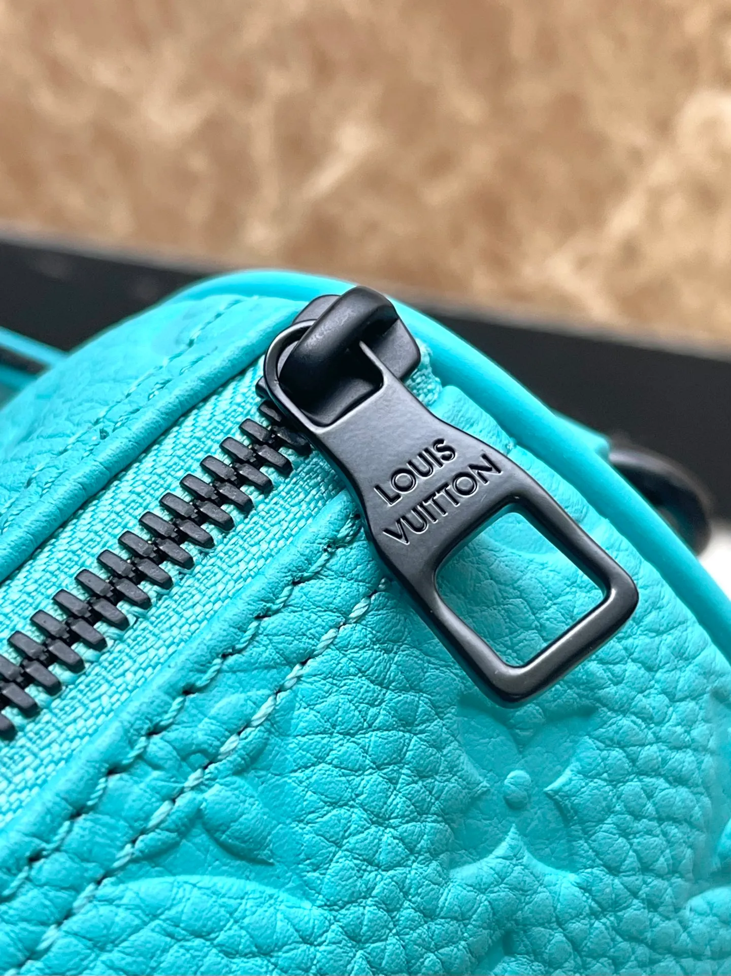 💰1060 (top layer leather) top original order M11996 This Keepall Bandouliere25 handbag is made of fresh Taurillon cow leather, and continues the classic elements of the Keepall series with a detachable nameplate and side straps. The detachable fabric shoulder strap complements metal hardware such as studs and zippers, and the neat interior is equipped with patch pockets for cards and receipts. Dimensions: 25 × 15 × 11 cm