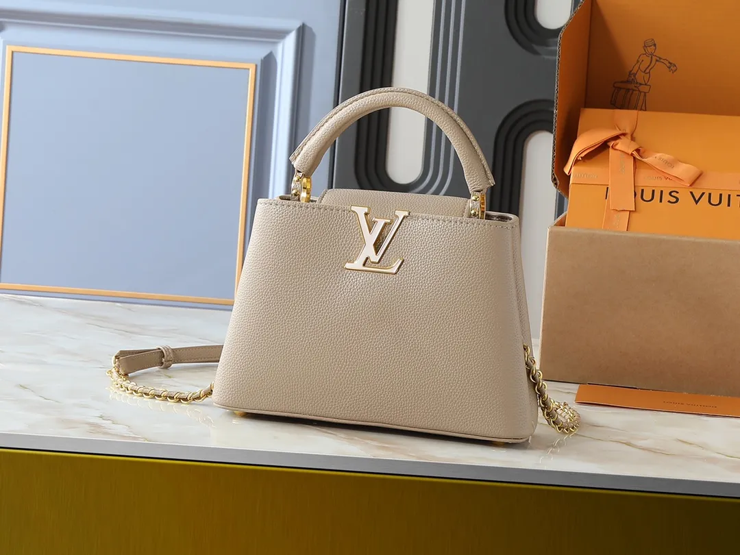 💰400💰Guangzhou goods Upgraded from the original M23083 M23082 This small Capucines handbag incorporates delicate Monogram flowers into the handle, using delicate brushstrokes to present the three-dimensional look of the LV logo, injecting dazzling luster into the soft design. Full-grain Taurillon leather is designed to fit a smartphone, short wallet and other small essentials. Dimensions: 27.0 x 17.3 x 9.0 cm (length x height x width)