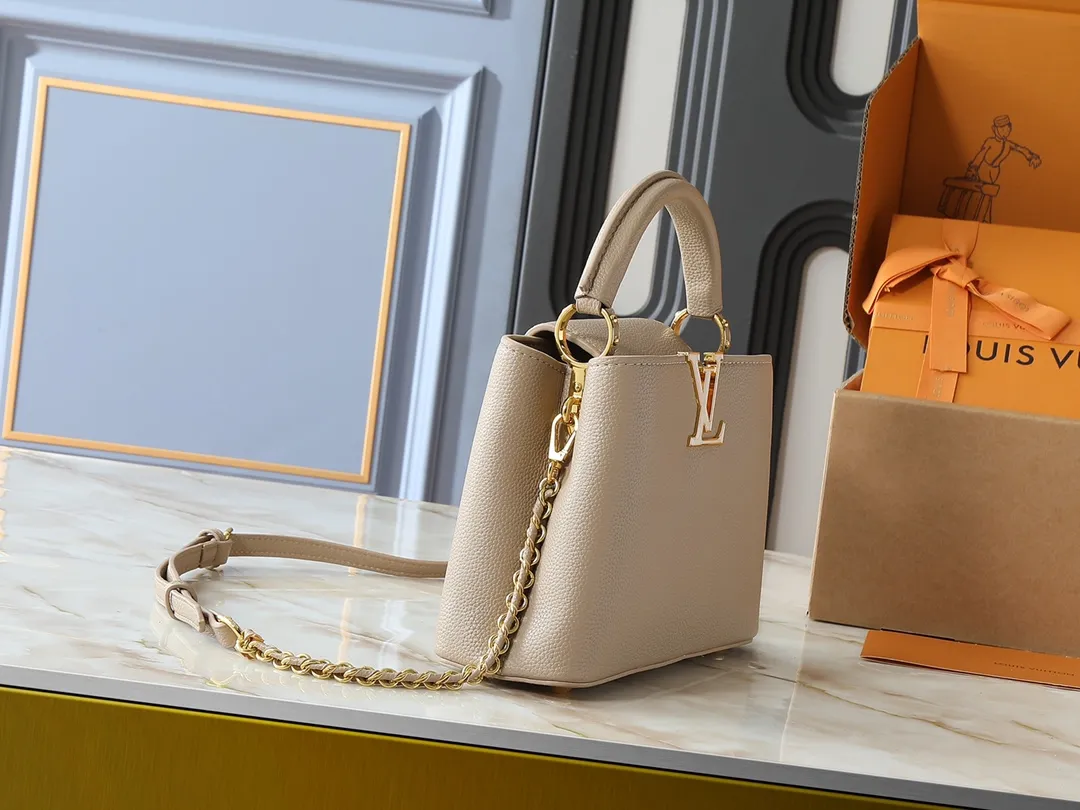 💰400💰Guangzhou goods Upgraded from the original M23083 M23082 This small Capucines handbag incorporates delicate Monogram flowers into the handle, using delicate brushstrokes to present the three-dimensional look of the LV logo, injecting dazzling luster into the soft design. Full-grain Taurillon leather is designed to fit a smartphone, short wallet and other small essentials. Dimensions: 27.0 x 17.3 x 9.0 cm (length x height x width)