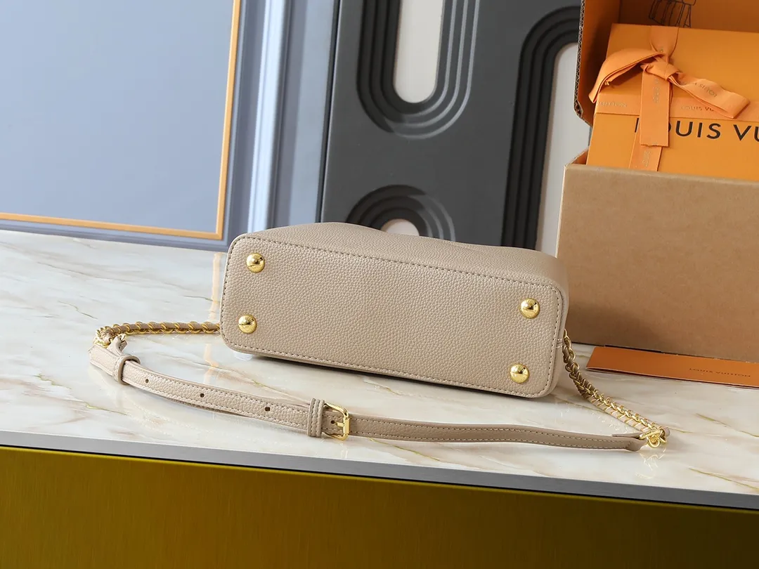💰400💰Guangzhou goods Upgraded from the original M23083 M23082 This small Capucines handbag incorporates delicate Monogram flowers into the handle, using delicate brushstrokes to present the three-dimensional look of the LV logo, injecting dazzling luster into the soft design. Full-grain Taurillon leather is designed to fit a smartphone, short wallet and other small essentials. Dimensions: 27.0 x 17.3 x 9.0 cm (length x height x width)