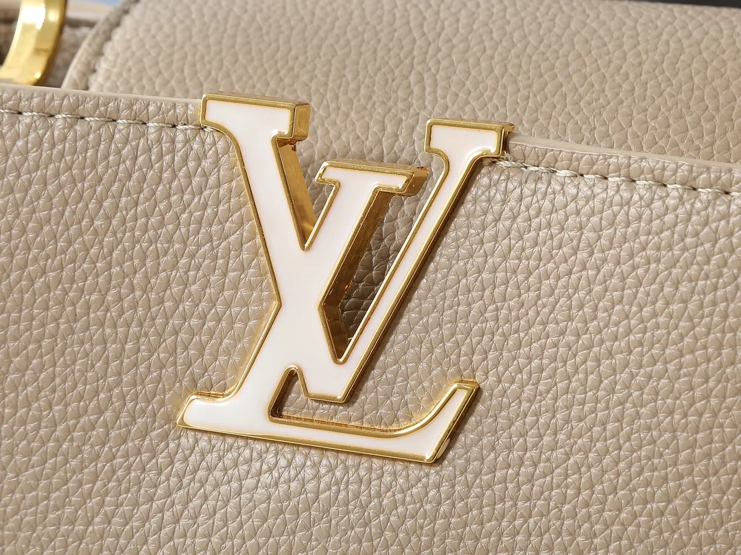 💰400💰Guangzhou goods Upgraded from the original M23083 M23082 This small Capucines handbag incorporates delicate Monogram flowers into the handle, using delicate brushstrokes to present the three-dimensional look of the LV logo, injecting dazzling luster into the soft design. Full-grain Taurillon leather is designed to fit a smartphone, short wallet and other small essentials. Dimensions: 27.0 x 17.3 x 9.0 cm (length x height x width)