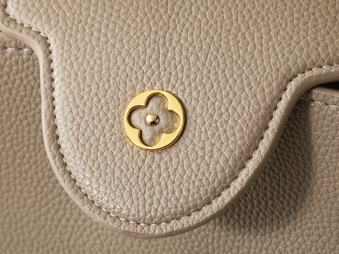 💰400💰Guangzhou goods Upgraded from the original M23083 M23082 This small Capucines handbag incorporates delicate Monogram flowers into the handle, using delicate brushstrokes to present the three-dimensional look of the LV logo, injecting dazzling luster into the soft design. Full-grain Taurillon leather is designed to fit a smartphone, short wallet and other small essentials. Dimensions: 27.0 x 17.3 x 9.0 cm (length x height x width)