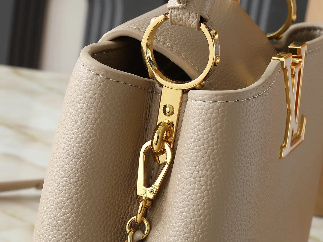 💰400💰Guangzhou goods Upgraded from the original M23083 M23082 This small Capucines handbag incorporates delicate Monogram flowers into the handle, using delicate brushstrokes to present the three-dimensional look of the LV logo, injecting dazzling luster into the soft design. Full-grain Taurillon leather is designed to fit a smartphone, short wallet and other small essentials. Dimensions: 27.0 x 17.3 x 9.0 cm (length x height x width)