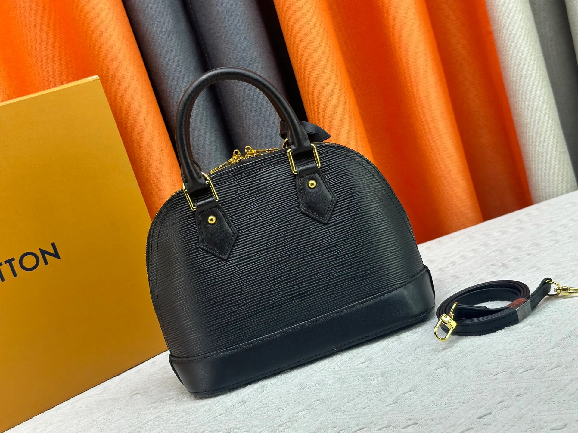 p300 Upgraded original M13670 M14197 M53152 This Alma BB handbag is made of Epi leather and appears in the Louis Vuitton x Murakami reissue series. The smart LV letters on the front reflect the Japanese artist's "ultra-flat" aesthetic, which contrasts with the removable distinctive panda decoration. Top handles, a removable shoulder strap and a dazzling padlock complete the Art Deco design. Dimensions: 23.5 x 17.5 x 11.5 cm (length x height x width)