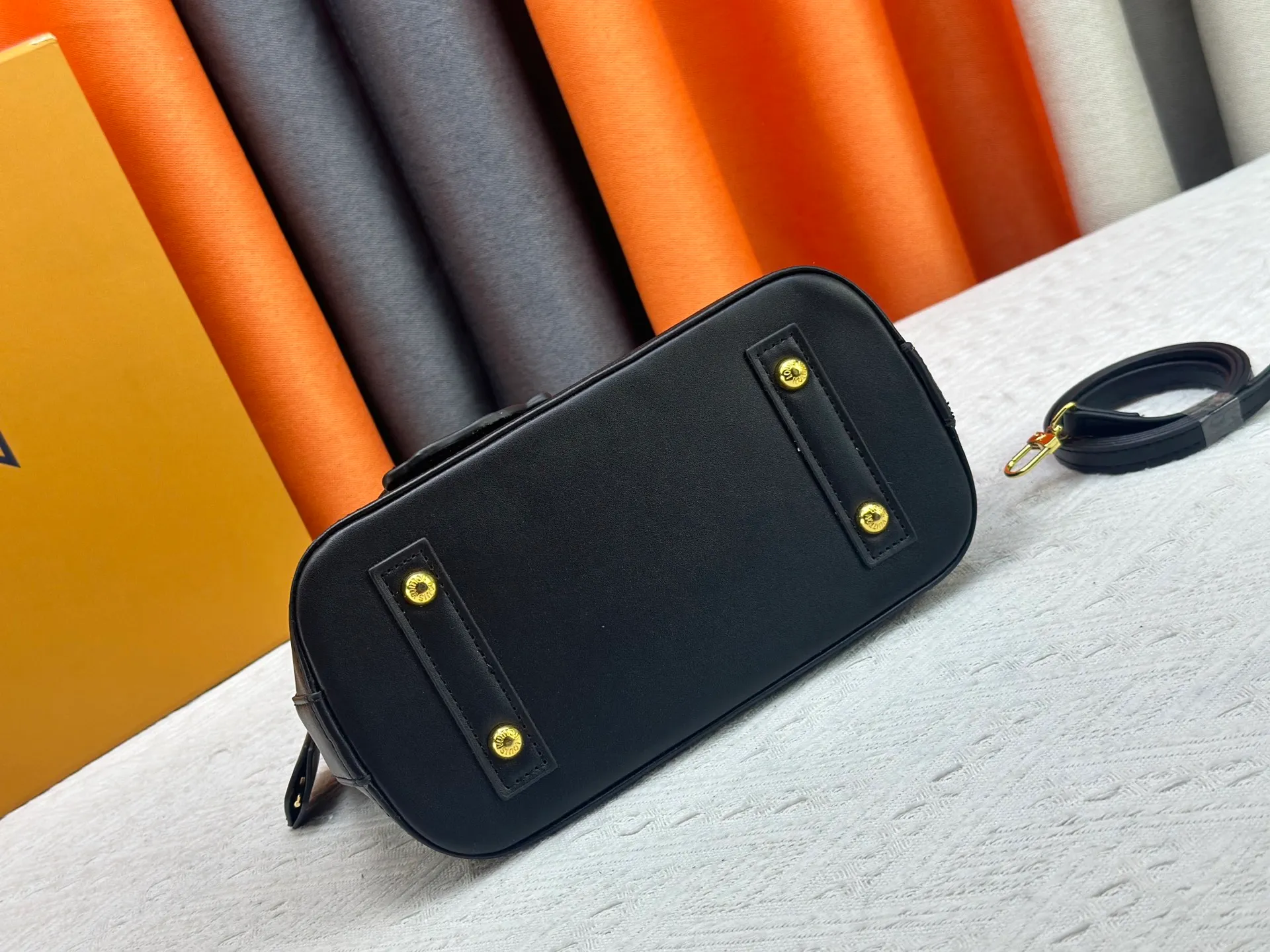 p300 Upgraded original M13670 M14197 M53152 This Alma BB handbag is made of Epi leather and appears in the Louis Vuitton x Murakami reissue series. The smart LV letters on the front reflect the Japanese artist's "ultra-flat" aesthetic, which contrasts with the removable distinctive panda decoration. Top handles, a removable shoulder strap and a dazzling padlock complete the Art Deco design. Dimensions: 23.5 x 17.5 x 11.5 cm (length x height x width)