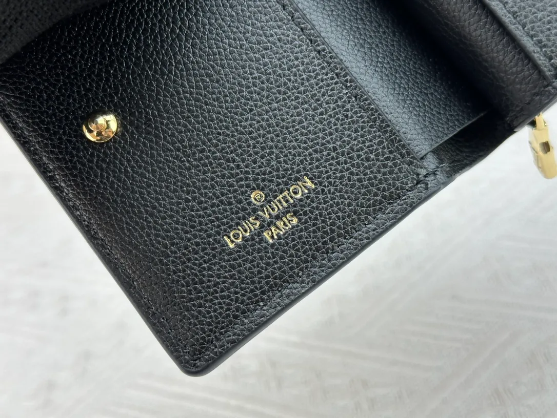 P150LV top replica M80152 This Cléa wallet is made of Monogram Empreinte soft grained cowhide, embellished with Louis Vuitton's iconic Monogram embossed pattern. It has a stylish design, is exquisite and compact but has a spacious capacity. It is equipped with an external patch pocket, zipper coin pocket, banknote compartment and six credit card slots. Dimensions: 12 x 9 x 3.5 cm (length x height x width