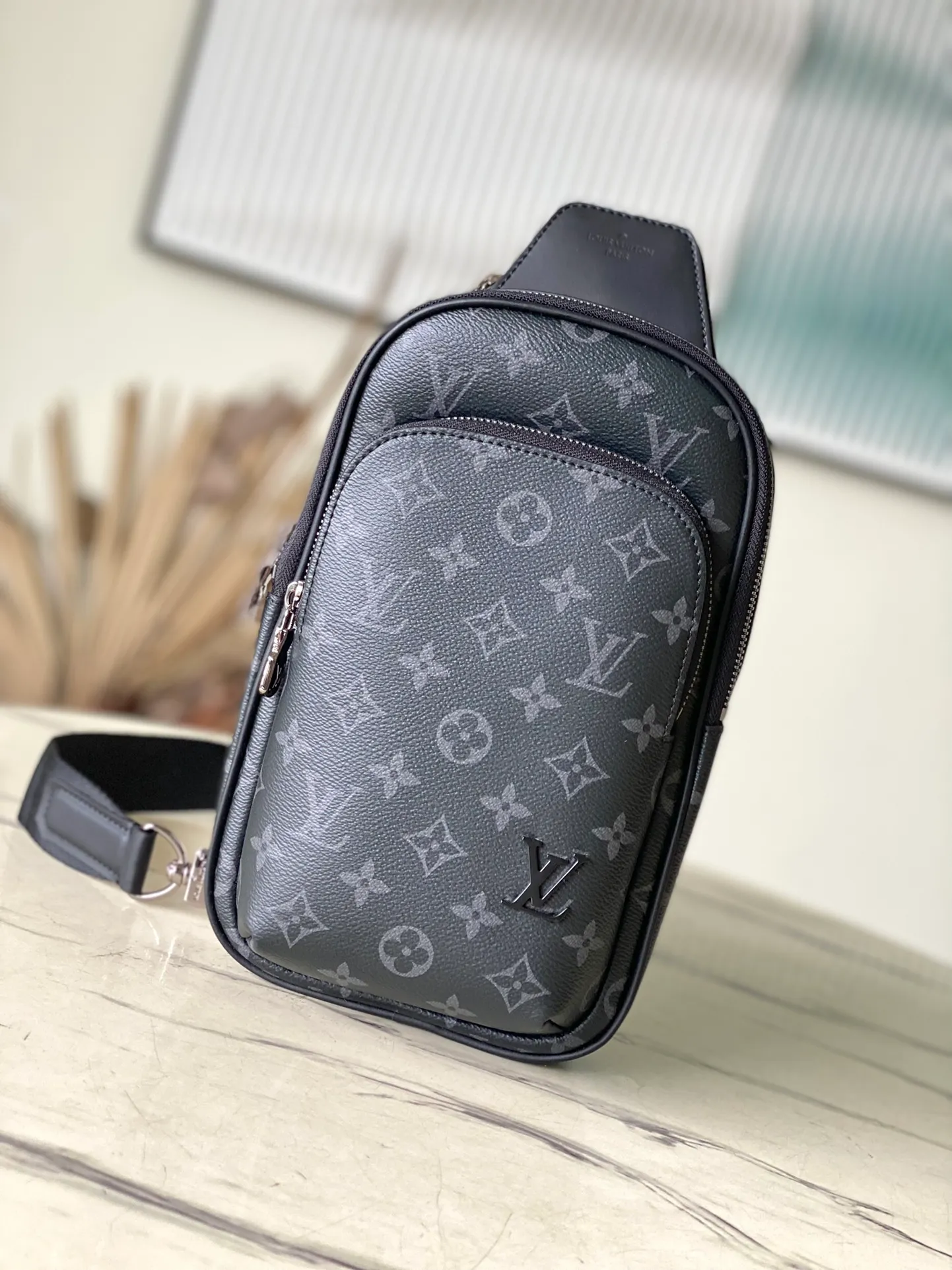 💰860 Top original order M47137 This Avenue Jm small shoulder bag is made of Monogram Eclipse coated canvas, with a sophisticated structure to explore the trend of cross-body travel. An interior pocket in the main compartment ensures secure storage, while an exterior zippered pocket provides easy access to frequently used items. There is a triangular zipper pocket where the shoulder strap connects to the handbag. Dimensions: 16 × 33 × 5.7 cm