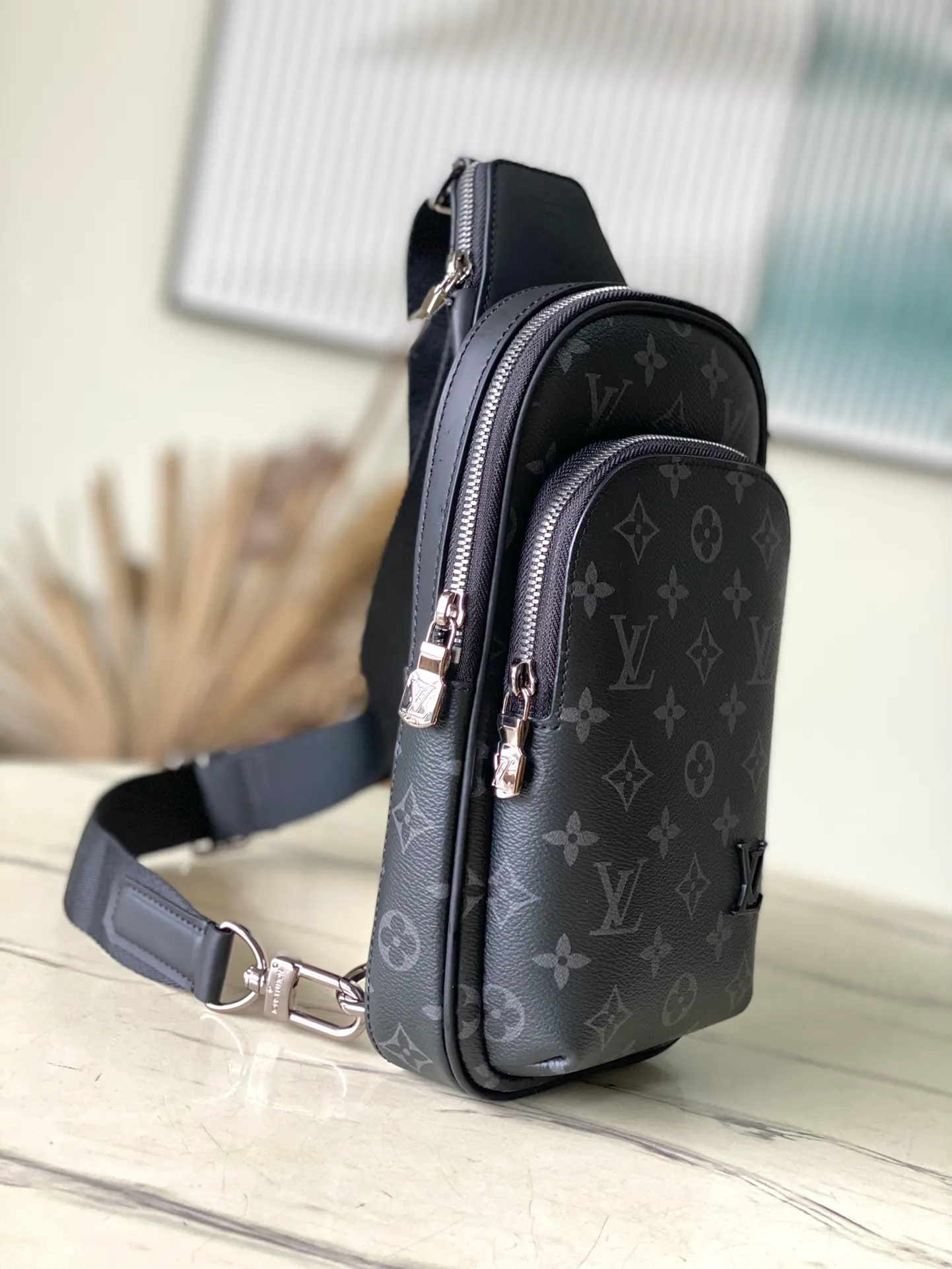 💰860 Top original order M47137 This Avenue Jm small shoulder bag is made of Monogram Eclipse coated canvas, with a sophisticated structure to explore the trend of cross-body travel. An interior pocket in the main compartment ensures secure storage, while an exterior zippered pocket provides easy access to frequently used items. There is a triangular zipper pocket where the shoulder strap connects to the handbag. Dimensions: 16 × 33 × 5.7 cm