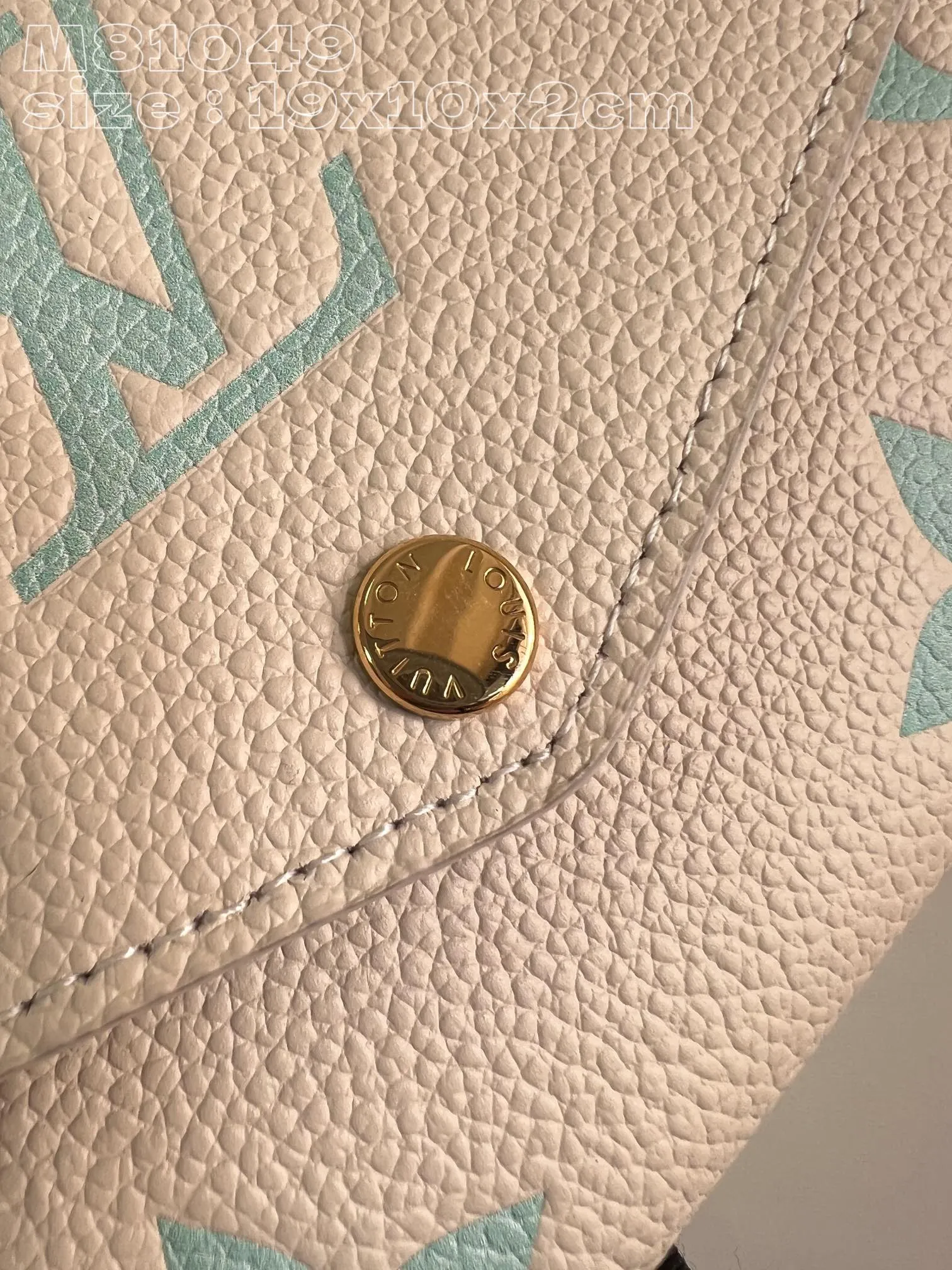💰160 💎Upgraded from the original version🇫🇷 This Sarah wallet is made of soft Monogram Empreinte grained cow leather embossed with the classic Monogram pattern, with an envelope-style flap to open the credit card compartment and zippered coin pocket. Model: 81049 Matcha green. Dimensions: 19 x 10.5 x 2 cm (length x height x width)