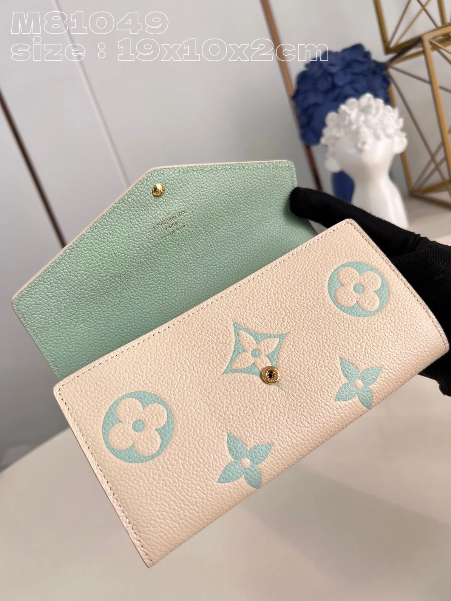 💰160 💎Upgraded from the original version🇫🇷 This Sarah wallet is made of soft Monogram Empreinte grained cow leather embossed with the classic Monogram pattern, with an envelope-style flap to open the credit card compartment and zippered coin pocket. Model: 81049 Matcha green. Dimensions: 19 x 10.5 x 2 cm (length x height x width)
