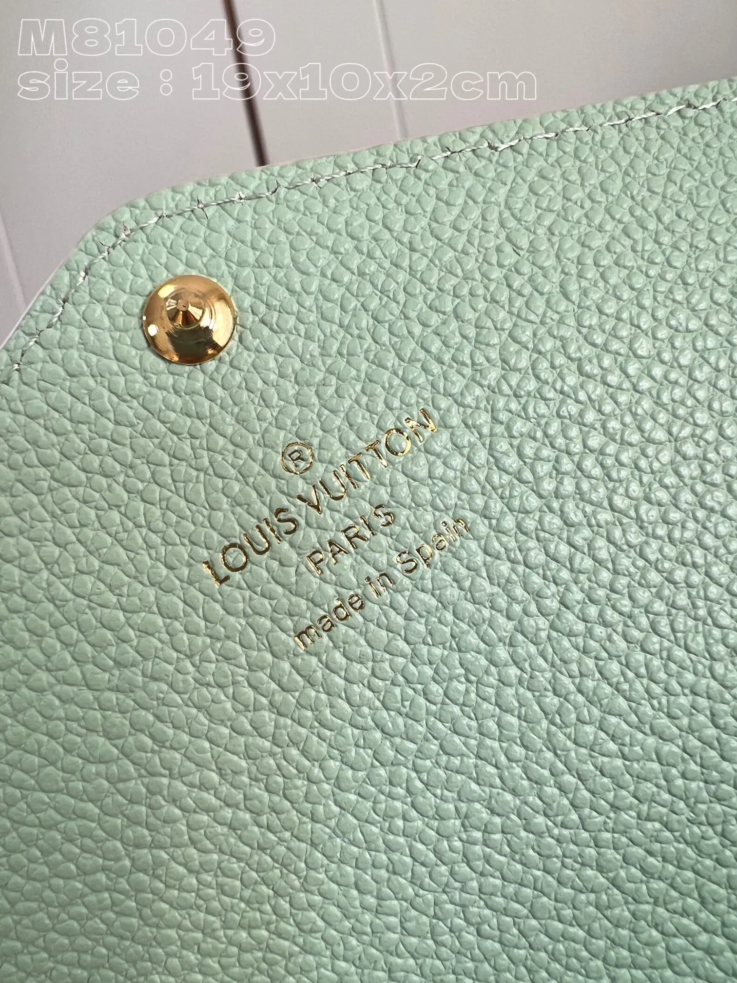 💰160 💎Upgraded from the original version🇫🇷 This Sarah wallet is made of soft Monogram Empreinte grained cow leather embossed with the classic Monogram pattern, with an envelope-style flap to open the credit card compartment and zippered coin pocket. Model: 81049 Matcha green. Dimensions: 19 x 10.5 x 2 cm (length x height x width)