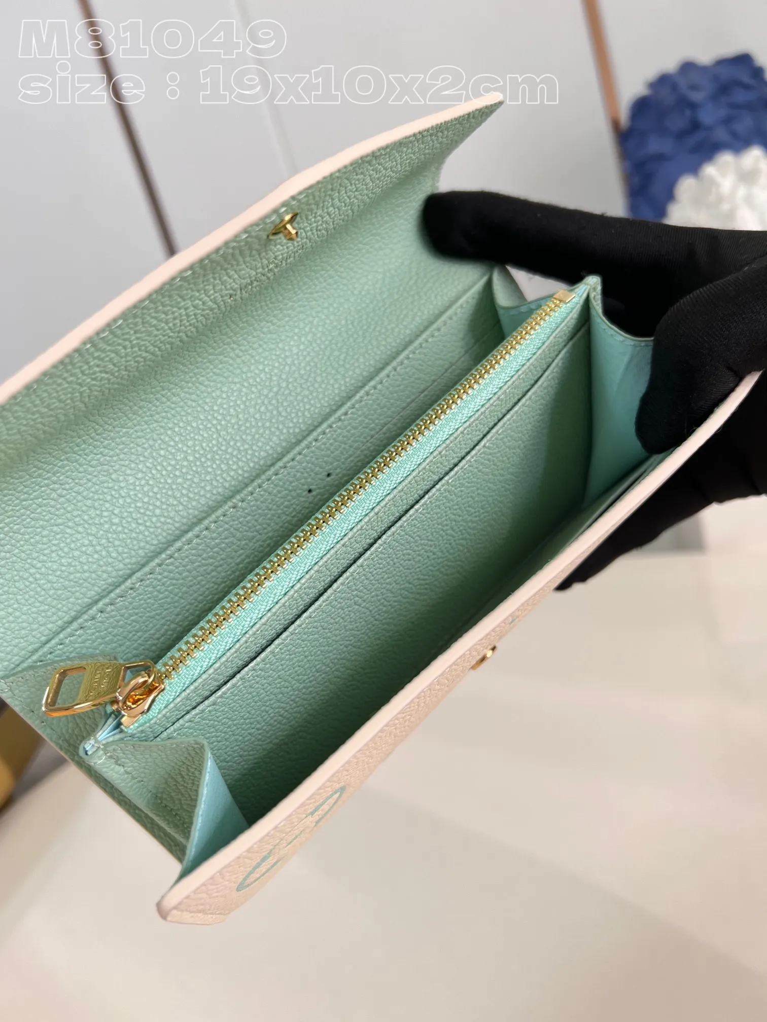 💰160 💎Upgraded from the original version🇫🇷 This Sarah wallet is made of soft Monogram Empreinte grained cow leather embossed with the classic Monogram pattern, with an envelope-style flap to open the credit card compartment and zippered coin pocket. Model: 81049 Matcha green. Dimensions: 19 x 10.5 x 2 cm (length x height x width)