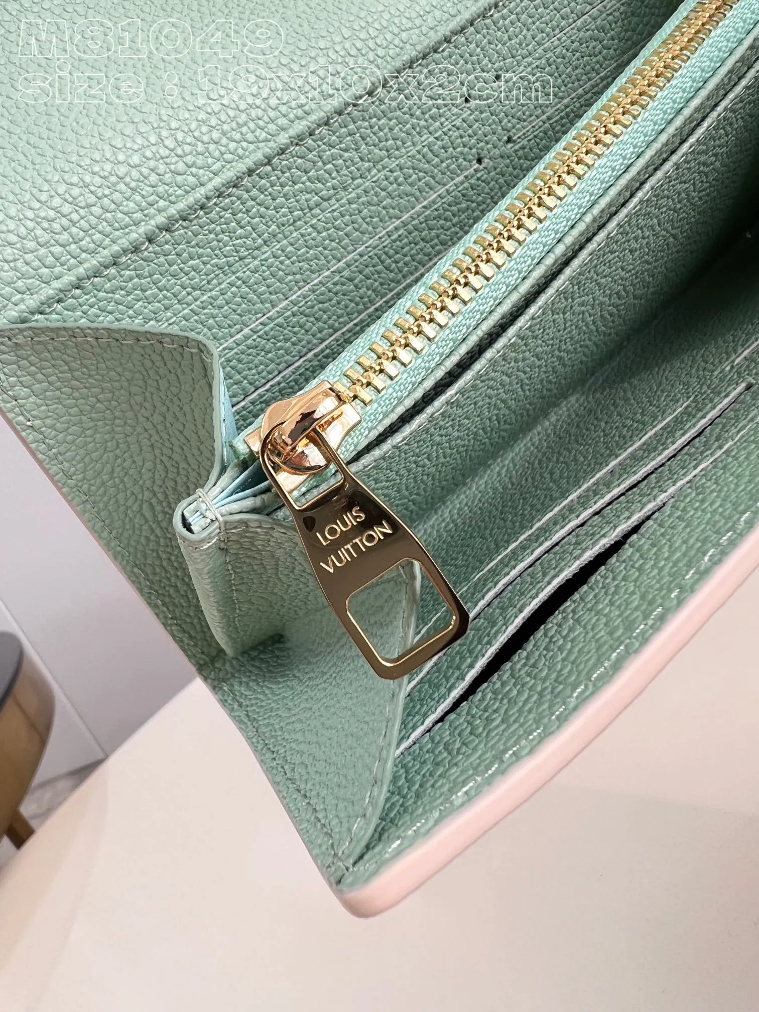 💰160 💎Upgraded from the original version🇫🇷 This Sarah wallet is made of soft Monogram Empreinte grained cow leather embossed with the classic Monogram pattern, with an envelope-style flap to open the credit card compartment and zippered coin pocket. Model: 81049 Matcha green. Dimensions: 19 x 10.5 x 2 cm (length x height x width)