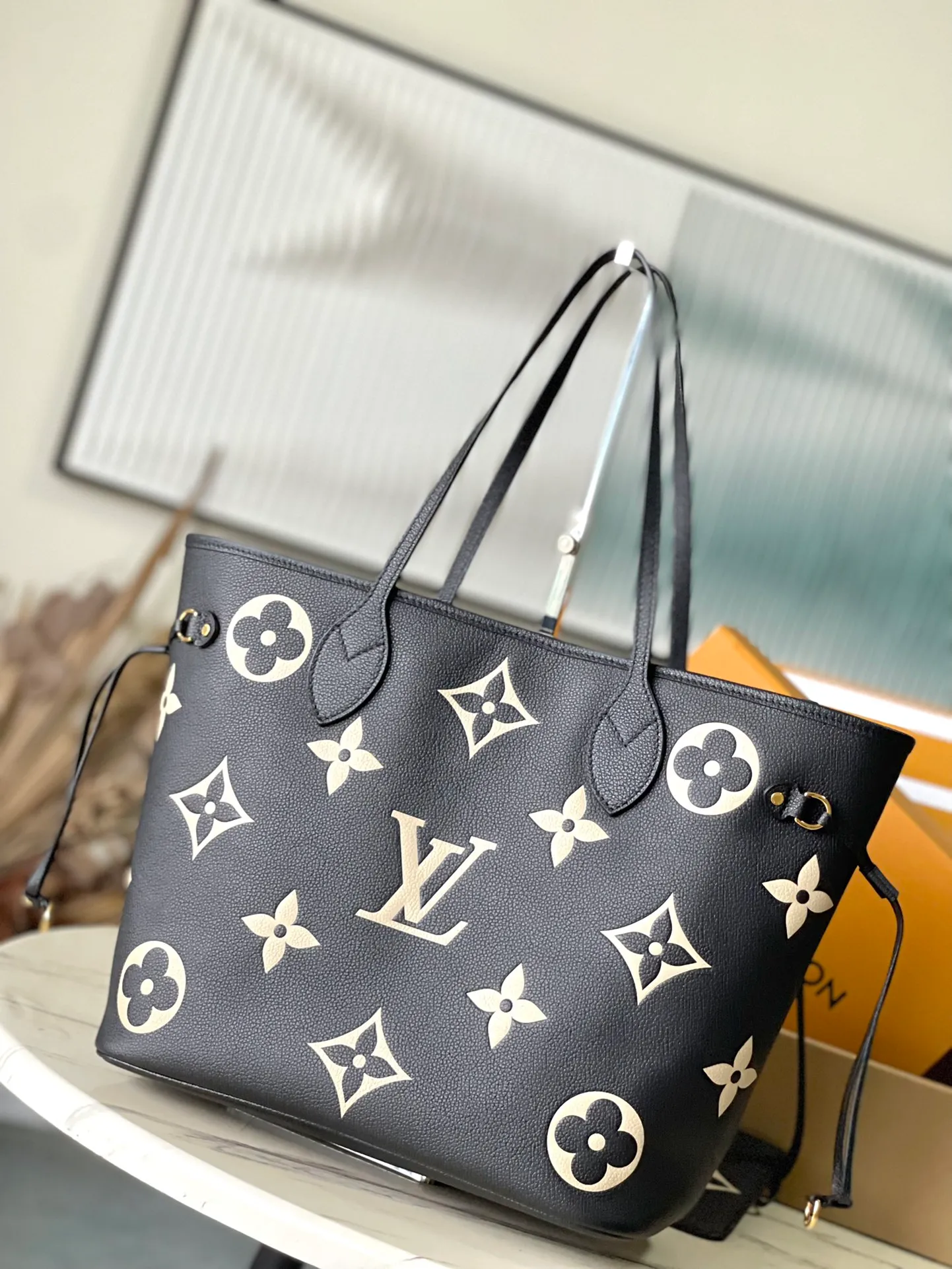 💰1180 (top layer leather) Top quality original M58907 This Neverfull medium handbag uses embossing and printing processes to depict the Monogram pattern on the cow leather. Tighten the side straps and the tote instantly transforms into an elegant urban handbag; the long handle makes it easy to carry over the shoulder or elbow. Dimensions: 31 x 28 x 14 cm
