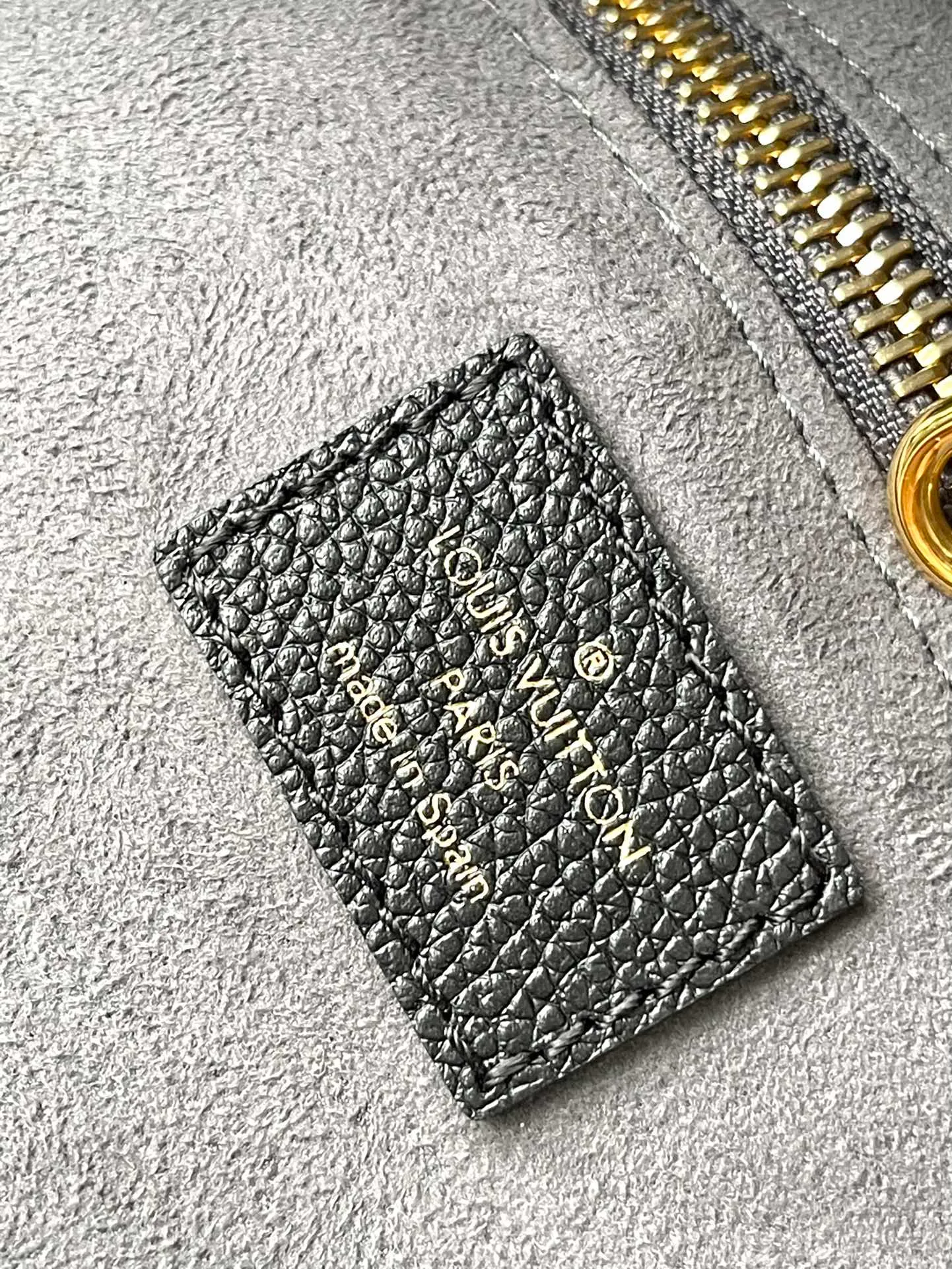 💰1180 (top layer leather) Top quality original M58907 This Neverfull medium handbag uses embossing and printing processes to depict the Monogram pattern on the cow leather. Tighten the side straps and the tote instantly transforms into an elegant urban handbag; the long handle makes it easy to carry over the shoulder or elbow. Dimensions: 31 x 28 x 14 cm