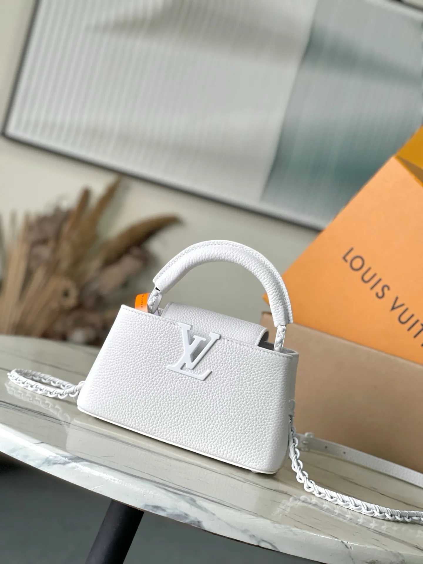 💰1960 "Super Premium Original Leather" M23956 White Paint Mini This Capucines mini handbag uses gorgeous Taurillon leather and matte metal parts to convey a modern attitude, and brings together the series' classic elements in a new horizontal configuration. The adjustable woven chain makes it easy to carry on the shoulder or across the body, making it a trendy choice for storing mobile phones, short wallets and other small essentials. Dimensions: 22 × 12 × 8 cm