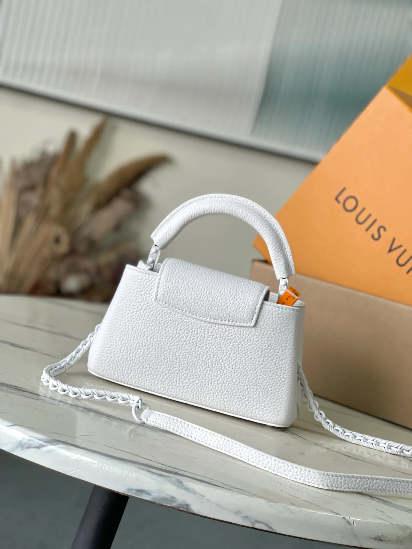 💰1960 "Super Premium Original Leather" M23956 White Paint Mini This Capucines mini handbag uses gorgeous Taurillon leather and matte metal parts to convey a modern attitude, and brings together the series' classic elements in a new horizontal configuration. The adjustable woven chain makes it easy to carry on the shoulder or across the body, making it a trendy choice for storing mobile phones, short wallets and other small essentials. Dimensions: 22 × 12 × 8 cm