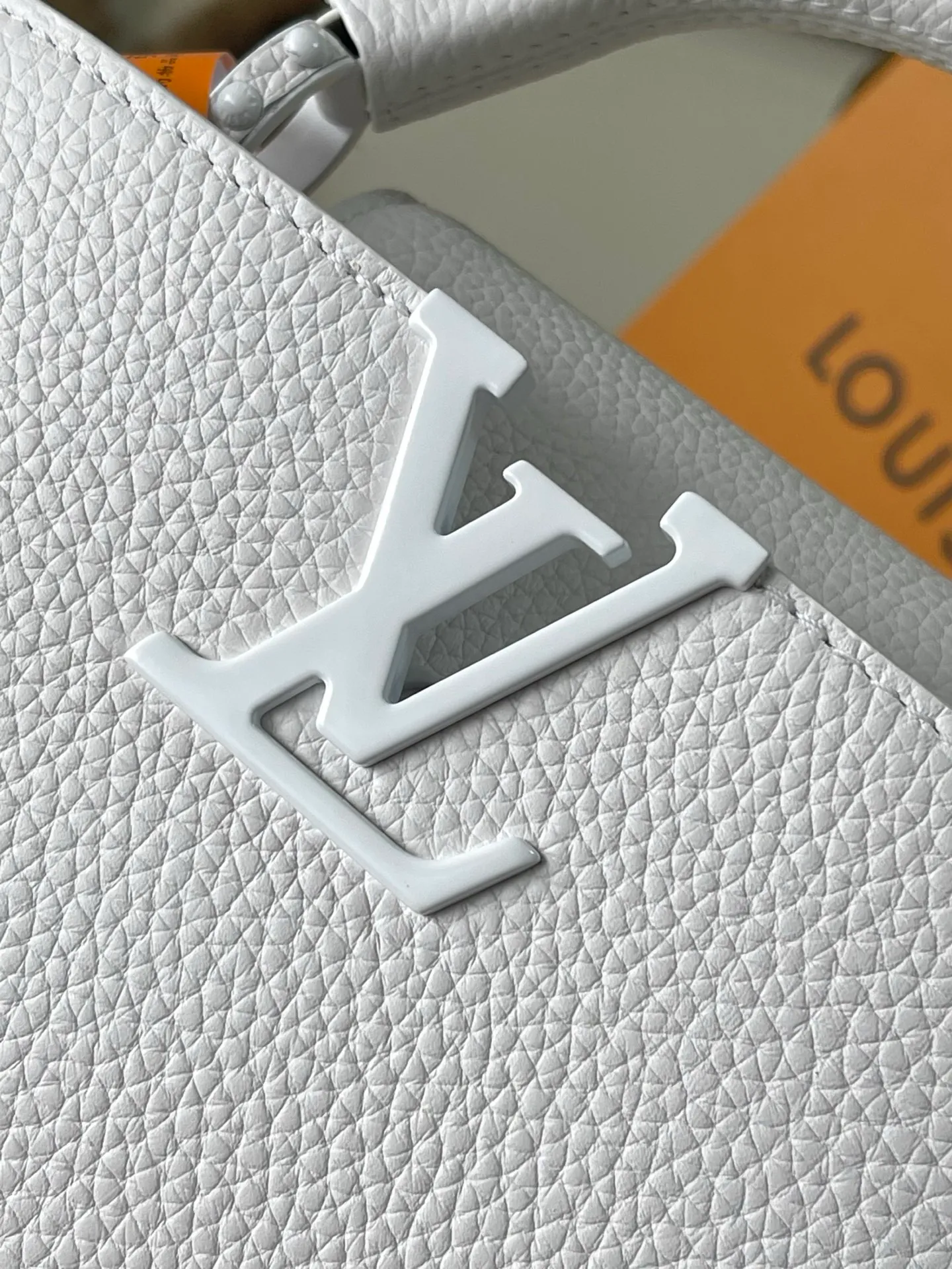 💰1960 "Super Premium Original Leather" M23956 White Paint Mini This Capucines mini handbag uses gorgeous Taurillon leather and matte metal parts to convey a modern attitude, and brings together the series' classic elements in a new horizontal configuration. The adjustable woven chain makes it easy to carry on the shoulder or across the body, making it a trendy choice for storing mobile phones, short wallets and other small essentials. Dimensions: 22 × 12 × 8 cm