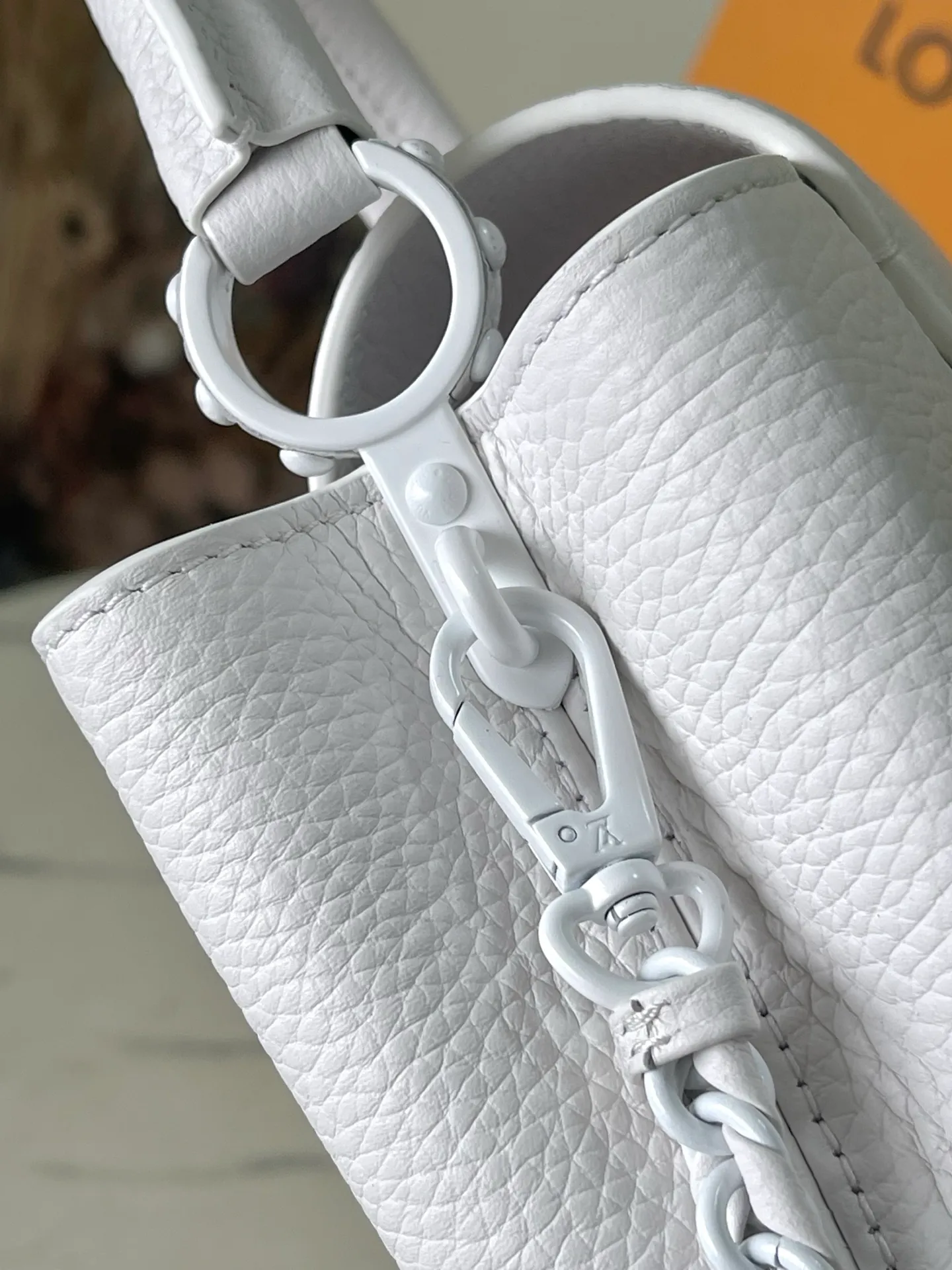 💰1960 "Super Premium Original Leather" M23956 White Paint Mini This Capucines mini handbag uses gorgeous Taurillon leather and matte metal parts to convey a modern attitude, and brings together the series' classic elements in a new horizontal configuration. The adjustable woven chain makes it easy to carry on the shoulder or across the body, making it a trendy choice for storing mobile phones, short wallets and other small essentials. Dimensions: 22 × 12 × 8 cm