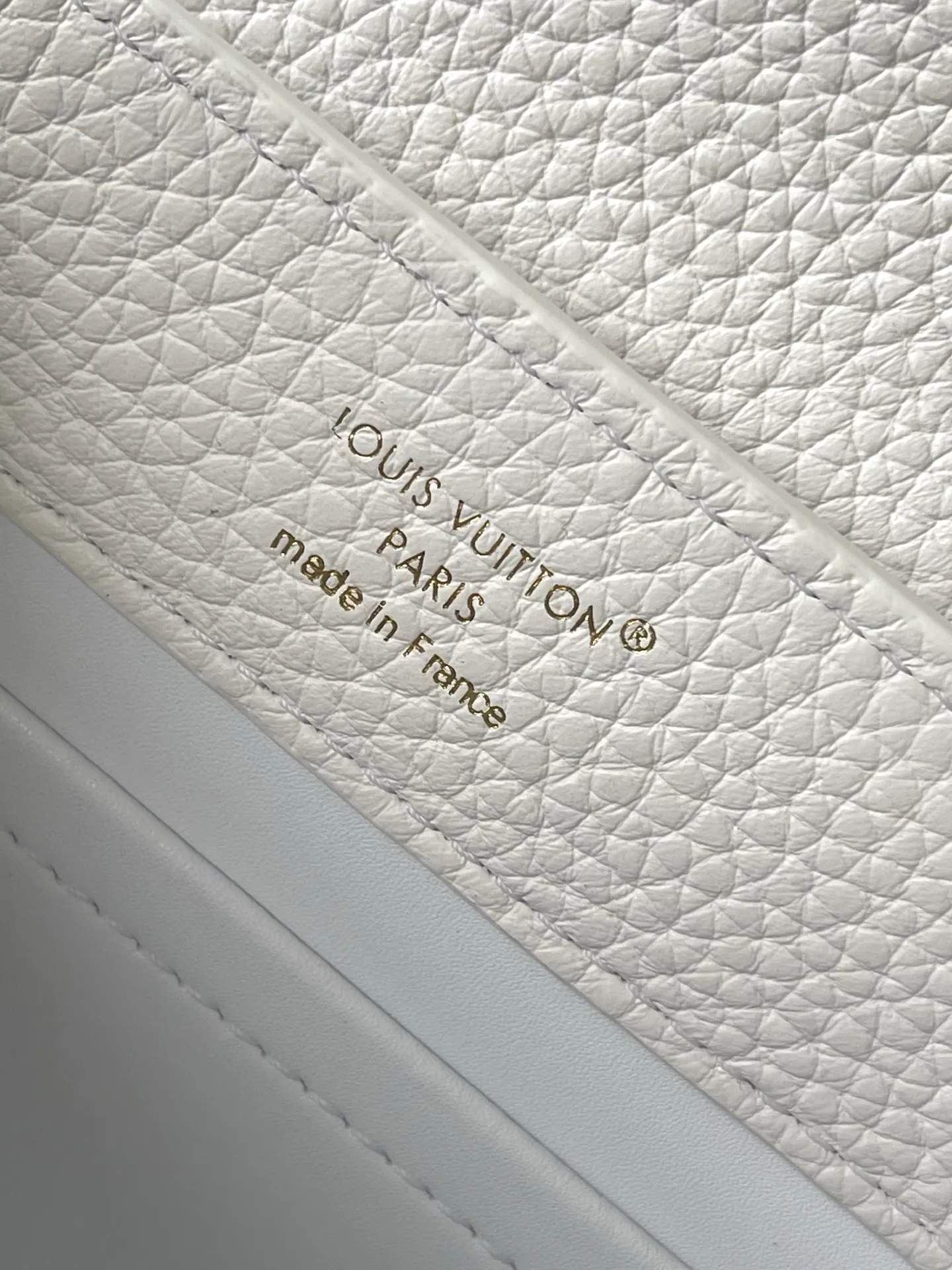 💰1960 "Super Premium Original Leather" M23956 White Paint Mini This Capucines mini handbag uses gorgeous Taurillon leather and matte metal parts to convey a modern attitude, and brings together the series' classic elements in a new horizontal configuration. The adjustable woven chain makes it easy to carry on the shoulder or across the body, making it a trendy choice for storing mobile phones, short wallets and other small essentials. Dimensions: 22 × 12 × 8 cm