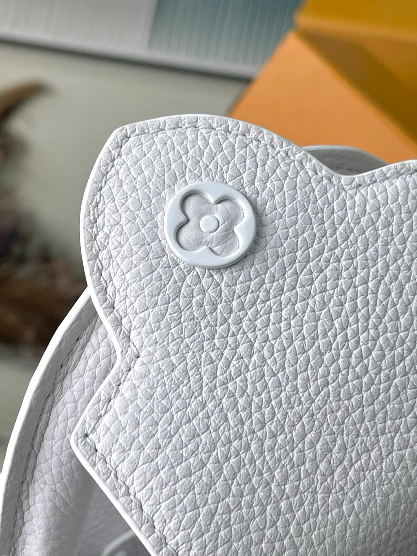 💰1960 "Super Premium Original Leather" M23956 White Paint Mini This Capucines mini handbag uses gorgeous Taurillon leather and matte metal parts to convey a modern attitude, and brings together the series' classic elements in a new horizontal configuration. The adjustable woven chain makes it easy to carry on the shoulder or across the body, making it a trendy choice for storing mobile phones, short wallets and other small essentials. Dimensions: 22 × 12 × 8 cm