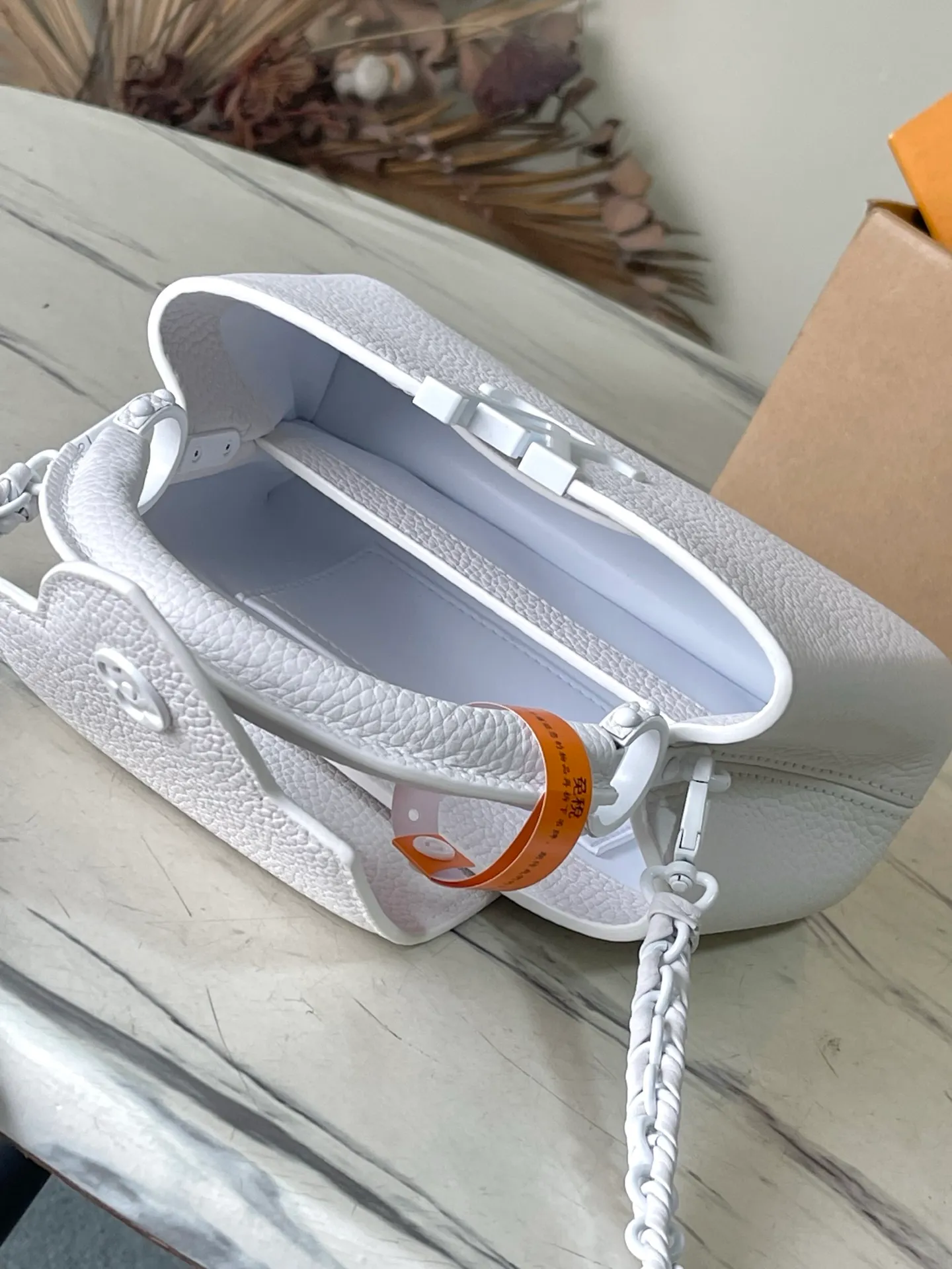 💰1960 "Super Premium Original Leather" M23956 White Paint Mini This Capucines mini handbag uses gorgeous Taurillon leather and matte metal parts to convey a modern attitude, and brings together the series' classic elements in a new horizontal configuration. The adjustable woven chain makes it easy to carry on the shoulder or across the body, making it a trendy choice for storing mobile phones, short wallets and other small essentials. Dimensions: 22 × 12 × 8 cm