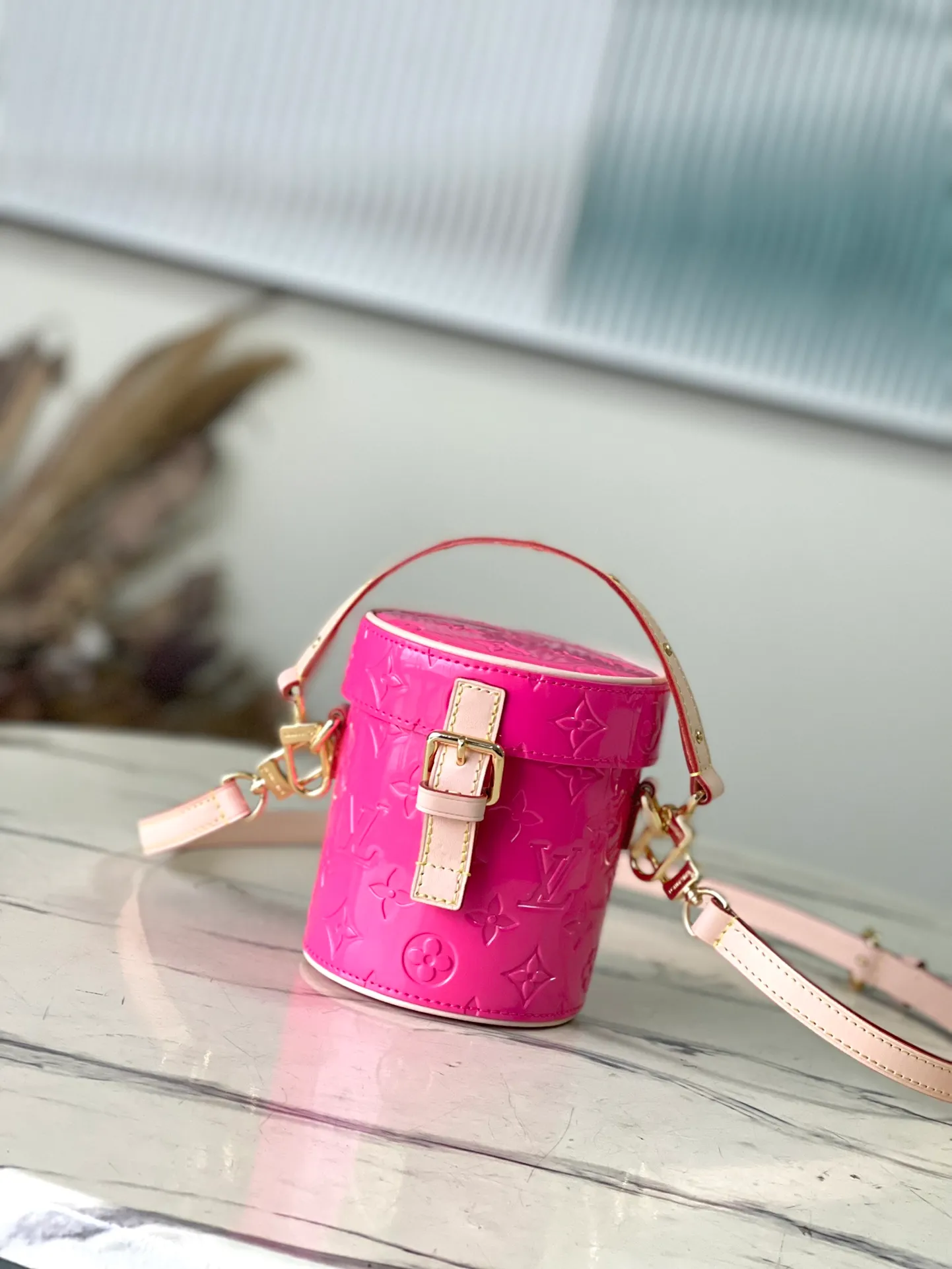💰1480 (top layer leather) top quality original order M24102 Rose Red This Astor handbag is made of Monogram Vemis embossed leather diffusely dyed in pastel colors, and uses different silhouettes and buckles and magnetic buckle opening and closing to highlight the identity of the series. The compact space can store a phone, small wallet and keys, and comes with a detachable handle and shoulder strap. Dimensions: 12 × 14.2 × 12 cm