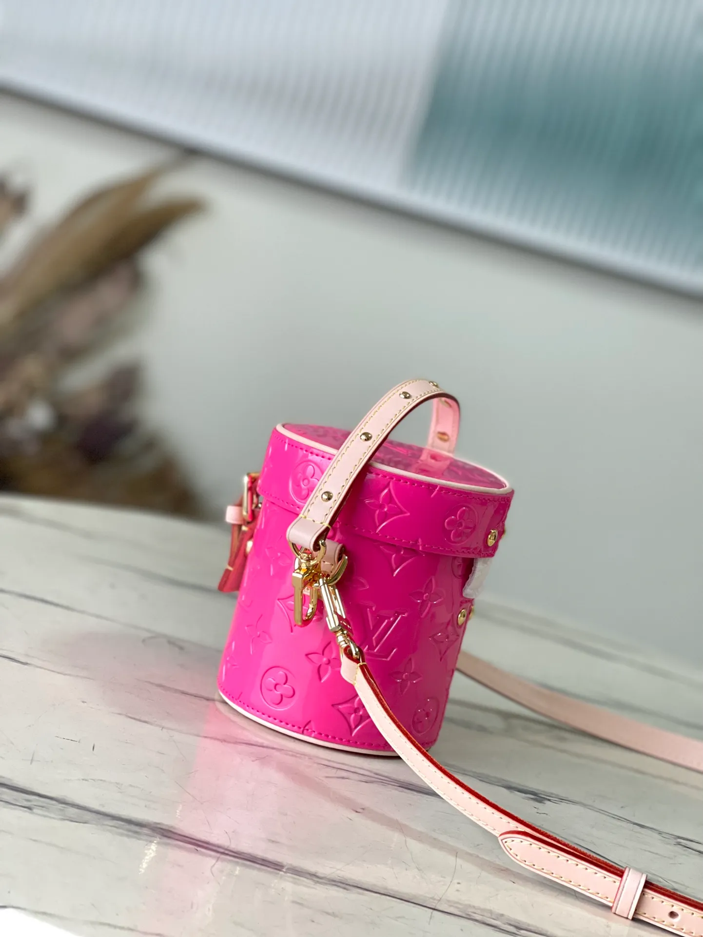💰1480 (top layer leather) top quality original order M24102 Rose Red This Astor handbag is made of Monogram Vemis embossed leather diffusely dyed in pastel colors, and uses different silhouettes and buckles and magnetic buckle opening and closing to highlight the identity of the series. The compact space can store a phone, small wallet and keys, and comes with a detachable handle and shoulder strap. Dimensions: 12 × 14.2 × 12 cm