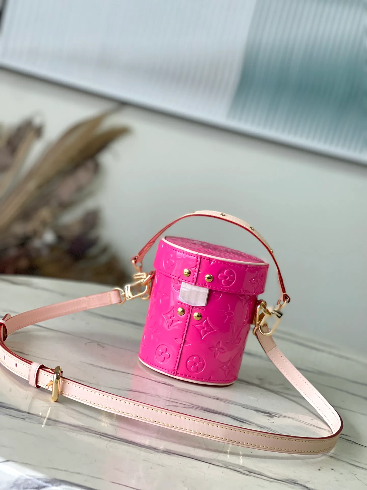 💰1480 (top layer leather) top quality original order M24102 Rose Red This Astor handbag is made of Monogram Vemis embossed leather diffusely dyed in pastel colors, and uses different silhouettes and buckles and magnetic buckle opening and closing to highlight the identity of the series. The compact space can store a phone, small wallet and keys, and comes with a detachable handle and shoulder strap. Dimensions: 12 × 14.2 × 12 cm