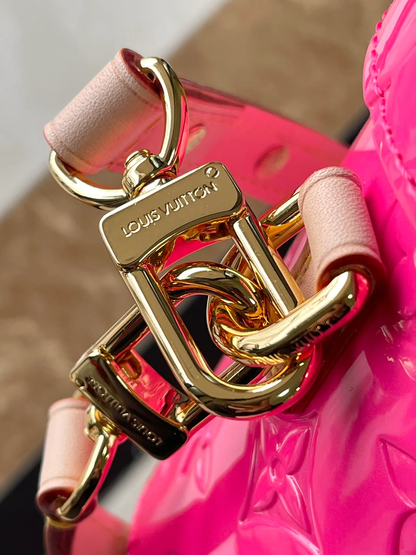 💰1480 (top layer leather) top quality original order M24102 Rose Red This Astor handbag is made of Monogram Vemis embossed leather diffusely dyed in pastel colors, and uses different silhouettes and buckles and magnetic buckle opening and closing to highlight the identity of the series. The compact space can store a phone, small wallet and keys, and comes with a detachable handle and shoulder strap. Dimensions: 12 × 14.2 × 12 cm