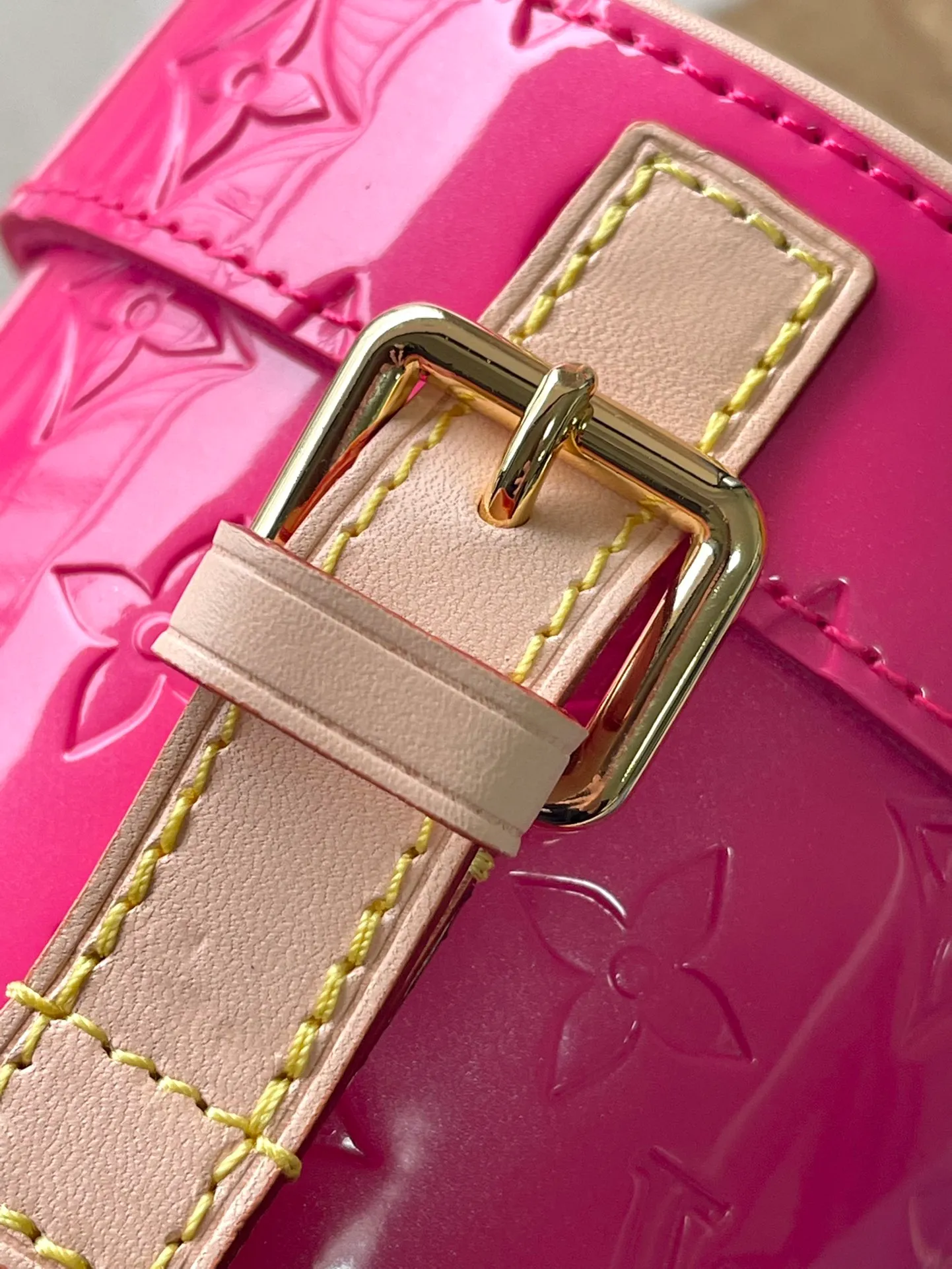 💰1480 (top layer leather) top quality original order M24102 Rose Red This Astor handbag is made of Monogram Vemis embossed leather diffusely dyed in pastel colors, and uses different silhouettes and buckles and magnetic buckle opening and closing to highlight the identity of the series. The compact space can store a phone, small wallet and keys, and comes with a detachable handle and shoulder strap. Dimensions: 12 × 14.2 × 12 cm