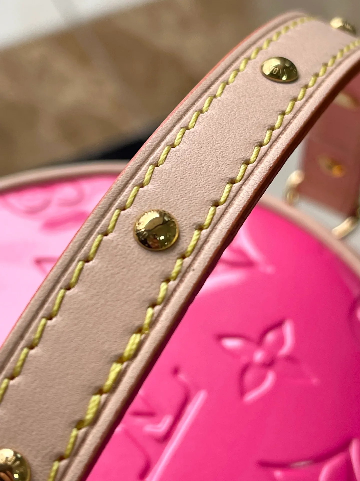 💰1480 (top layer leather) top quality original order M24102 Rose Red This Astor handbag is made of Monogram Vemis embossed leather diffusely dyed in pastel colors, and uses different silhouettes and buckles and magnetic buckle opening and closing to highlight the identity of the series. The compact space can store a phone, small wallet and keys, and comes with a detachable handle and shoulder strap. Dimensions: 12 × 14.2 × 12 cm