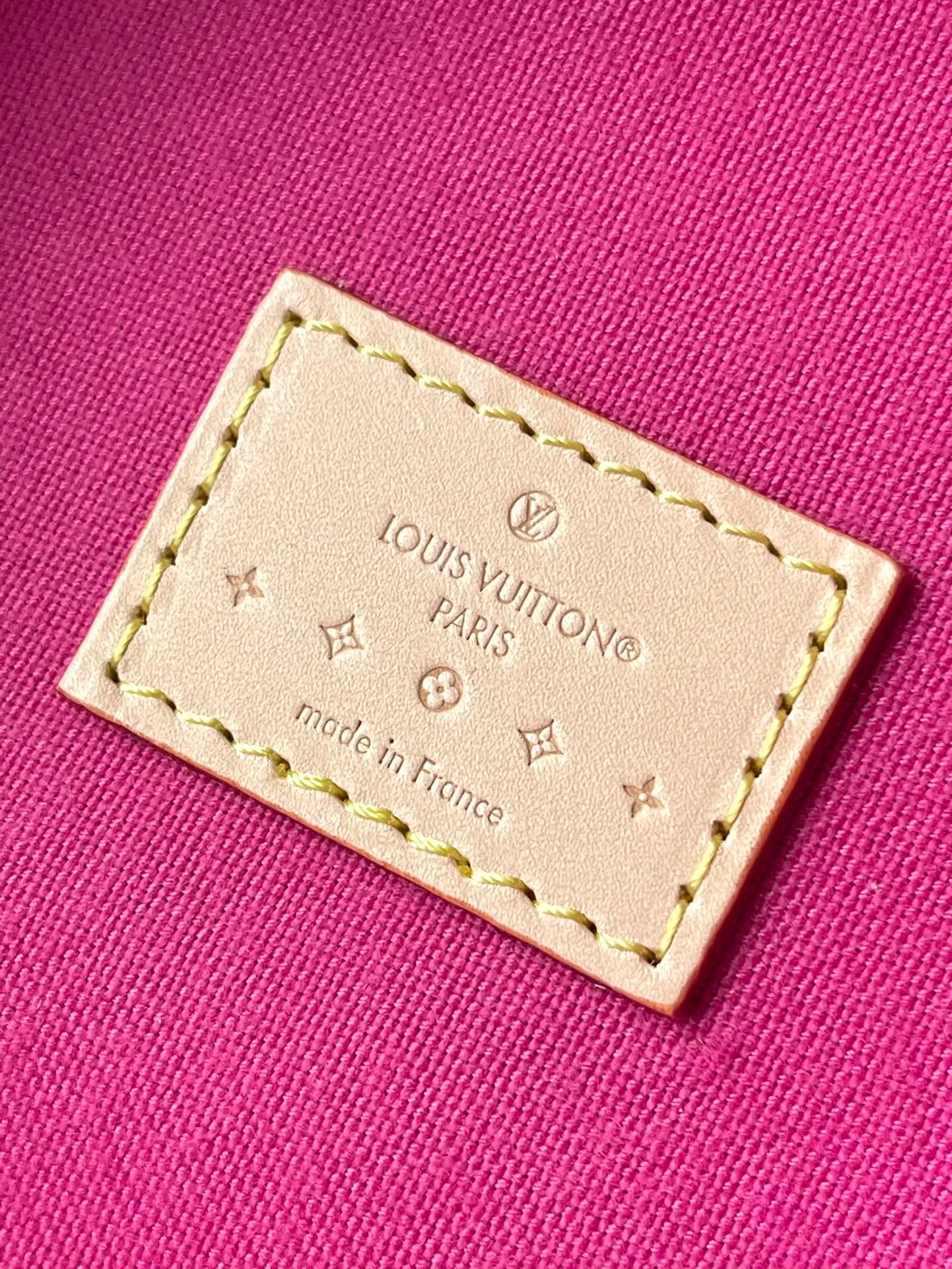 💰1480 (top layer leather) top quality original order M24102 Rose Red This Astor handbag is made of Monogram Vemis embossed leather diffusely dyed in pastel colors, and uses different silhouettes and buckles and magnetic buckle opening and closing to highlight the identity of the series. The compact space can store a phone, small wallet and keys, and comes with a detachable handle and shoulder strap. Dimensions: 12 × 14.2 × 12 cm