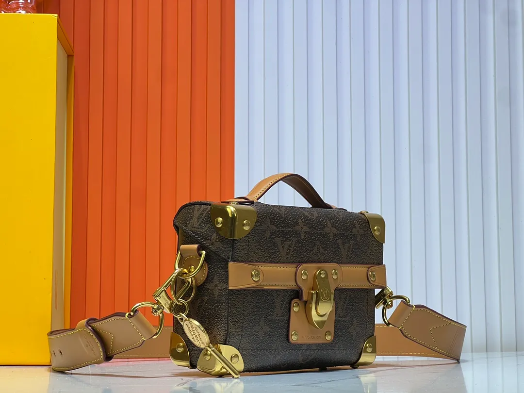 Batch 380💰Upgraded original M11743 black flower M11516 black M11535 presbyopia M12686 This Soul Trunk handbag is crafted by Pharrell Williams and is made of flexible LV Colorado cow leather with a grained texture. The Tumbler's magnetic clasp, rivets and top handles harken back to classic hard case elements, while a removable and adjustable shoulder strap completes the sophisticated details. Size: 19x15x7cm