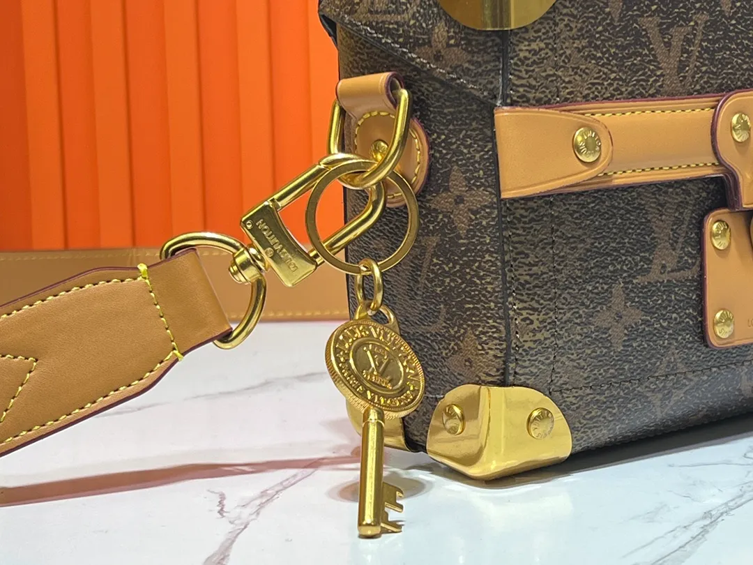 Batch 380💰Upgraded original M11743 black flower M11516 black M11535 presbyopia M12686 This Soul Trunk handbag is crafted by Pharrell Williams and is made of flexible LV Colorado cow leather with a grained texture. The Tumbler's magnetic clasp, rivets and top handles harken back to classic hard case elements, while a removable and adjustable shoulder strap completes the sophisticated details. Size: 19x15x7cm