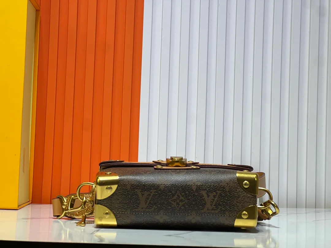 Batch 380💰Upgraded original M11743 black flower M11516 black M11535 presbyopia M12686 This Soul Trunk handbag is crafted by Pharrell Williams and is made of flexible LV Colorado cow leather with a grained texture. The Tumbler's magnetic clasp, rivets and top handles harken back to classic hard case elements, while a removable and adjustable shoulder strap completes the sophisticated details. Size: 19x15x7cm