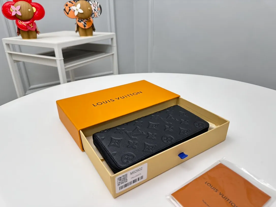 Factory price 500 Full head-grain leather [Top quality original order] M62902👏👏 Zippy zipper vertical wallet that pays attention to elegance and security. It is made of soft Monogram Shadow calfskin and decorated with the iconic Louis Vuitton Monogram embossing. The highly textured pure black color scheme complements the simple shape, and the wrap-around zipper design brings together many practical elements. Dimensions: 10.0 x 20.0 x 2.0 cm
