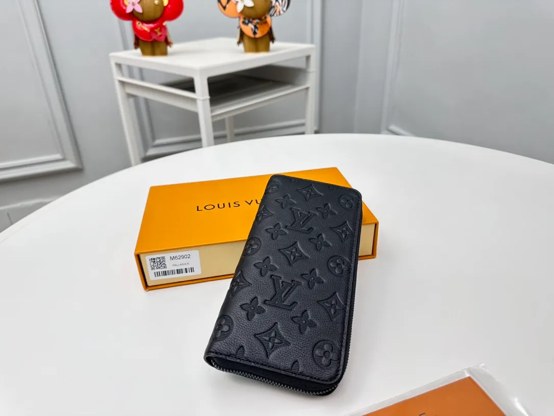 Factory price 500 Full head-grain leather [Top quality original order] M62902👏👏 Zippy zipper vertical wallet that pays attention to elegance and security. It is made of soft Monogram Shadow calfskin and decorated with the iconic Louis Vuitton Monogram embossing. The highly textured pure black color scheme complements the simple shape, and the wrap-around zipper design brings together many practical elements. Dimensions: 10.0 x 20.0 x 2.0 cm
