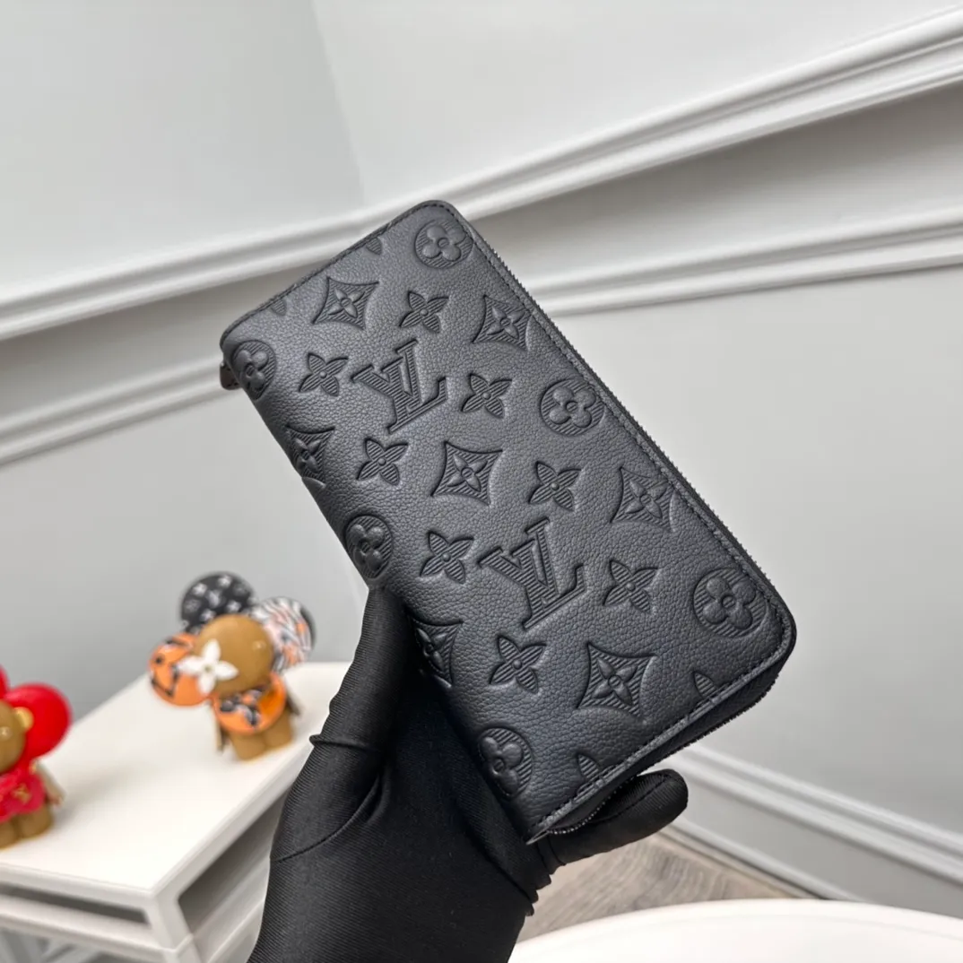Factory price 500 Full head-grain leather [Top quality original order] M62902👏👏 Zippy zipper vertical wallet that pays attention to elegance and security. It is made of soft Monogram Shadow calfskin and decorated with the iconic Louis Vuitton Monogram embossing. The highly textured pure black color scheme complements the simple shape, and the wrap-around zipper design brings together many practical elements. Dimensions: 10.0 x 20.0 x 2.0 cm