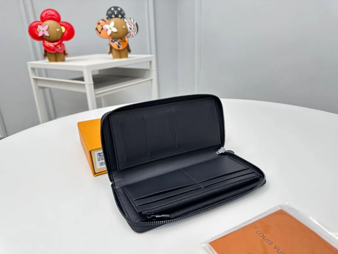 Factory price 500 Full head-grain leather [Top quality original order] M62902👏👏 Zippy zipper vertical wallet that pays attention to elegance and security. It is made of soft Monogram Shadow calfskin and decorated with the iconic Louis Vuitton Monogram embossing. The highly textured pure black color scheme complements the simple shape, and the wrap-around zipper design brings together many practical elements. Dimensions: 10.0 x 20.0 x 2.0 cm