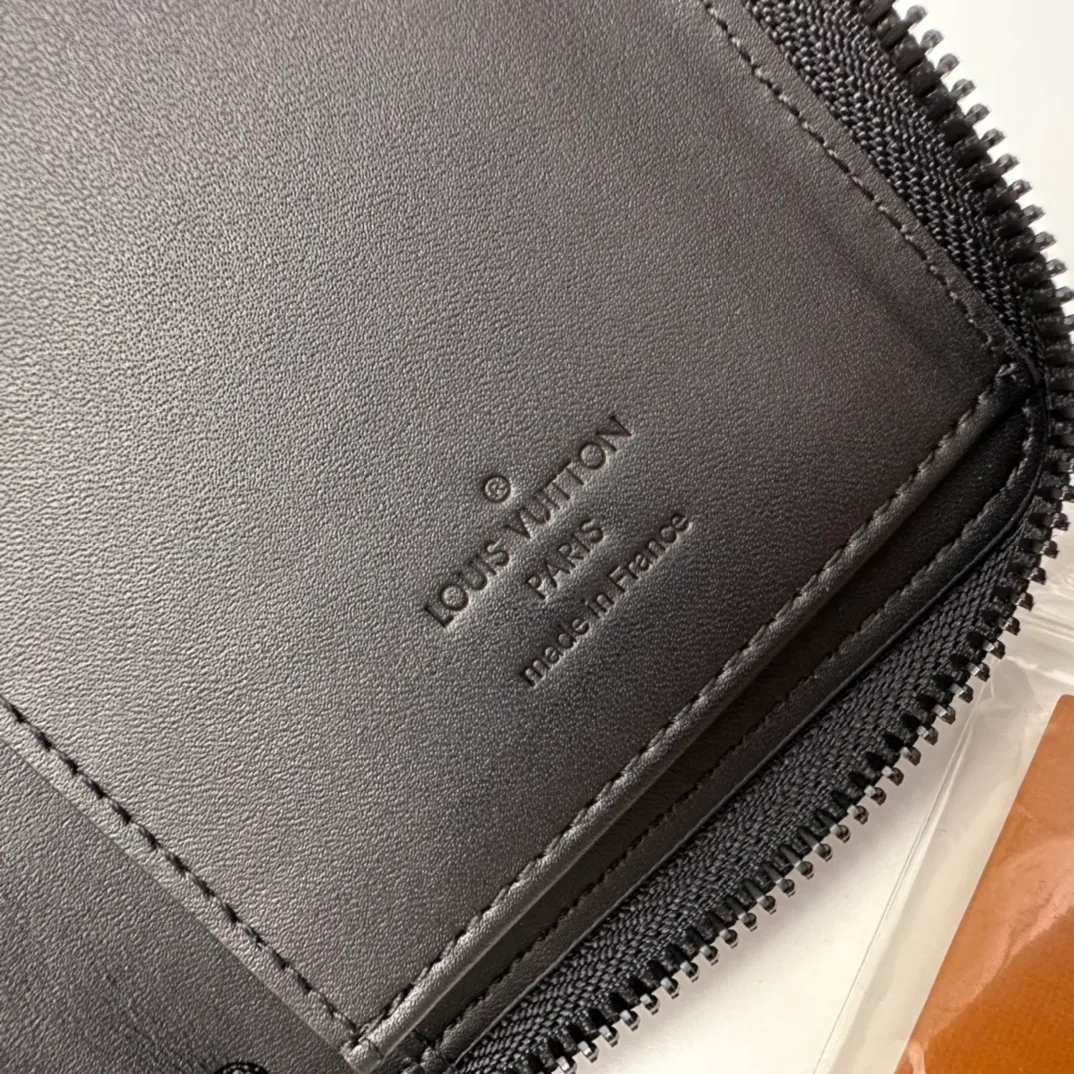 Factory price 500 Full head-grain leather [Top quality original order] M62902👏👏 Zippy zipper vertical wallet that pays attention to elegance and security. It is made of soft Monogram Shadow calfskin and decorated with the iconic Louis Vuitton Monogram embossing. The highly textured pure black color scheme complements the simple shape, and the wrap-around zipper design brings together many practical elements. Dimensions: 10.0 x 20.0 x 2.0 cm