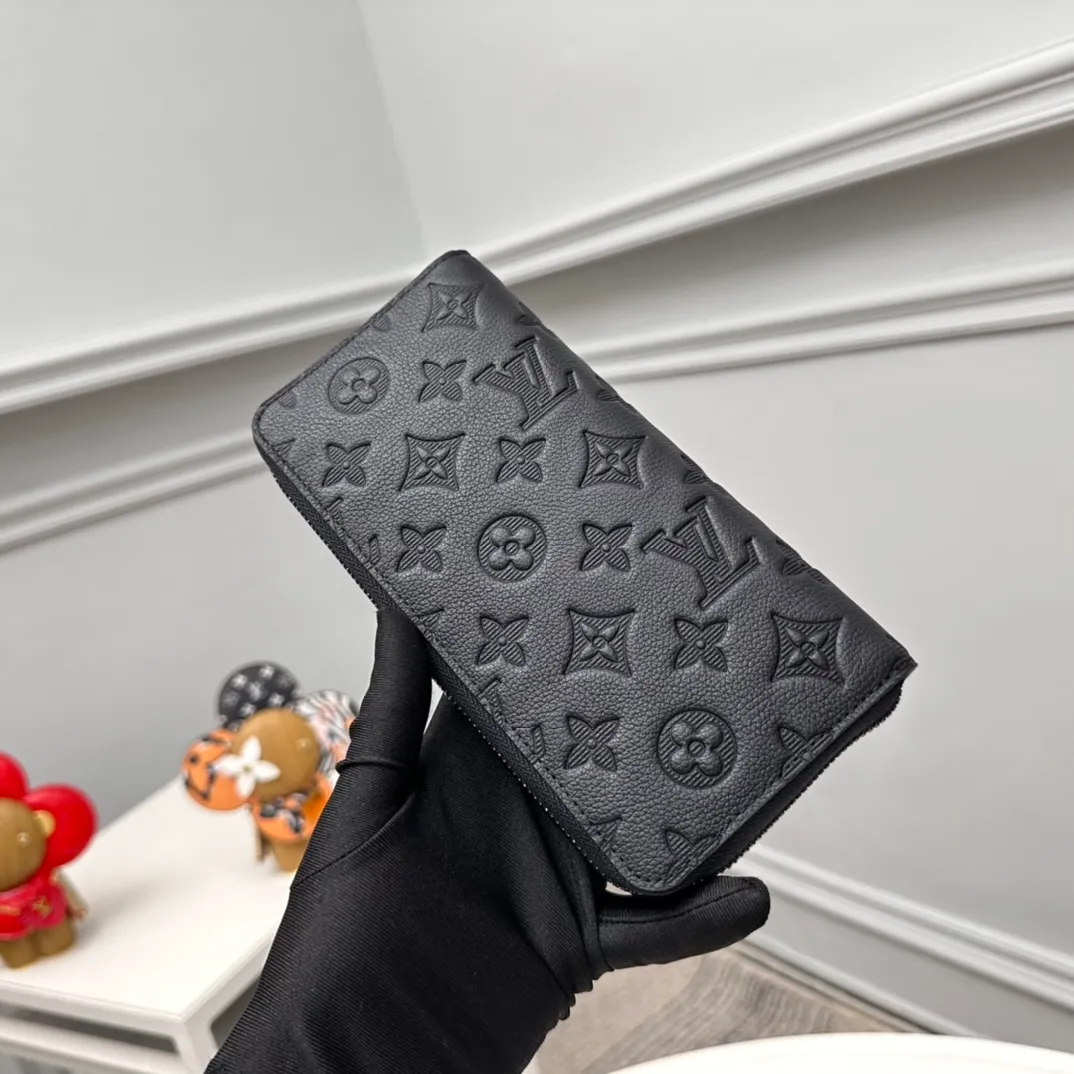 Factory price 500 Full head-grain leather [Top quality original order] M62902👏👏 Zippy zipper vertical wallet that pays attention to elegance and security. It is made of soft Monogram Shadow calfskin and decorated with the iconic Louis Vuitton Monogram embossing. The highly textured pure black color scheme complements the simple shape, and the wrap-around zipper design brings together many practical elements. Dimensions: 10.0 x 20.0 x 2.0 cm