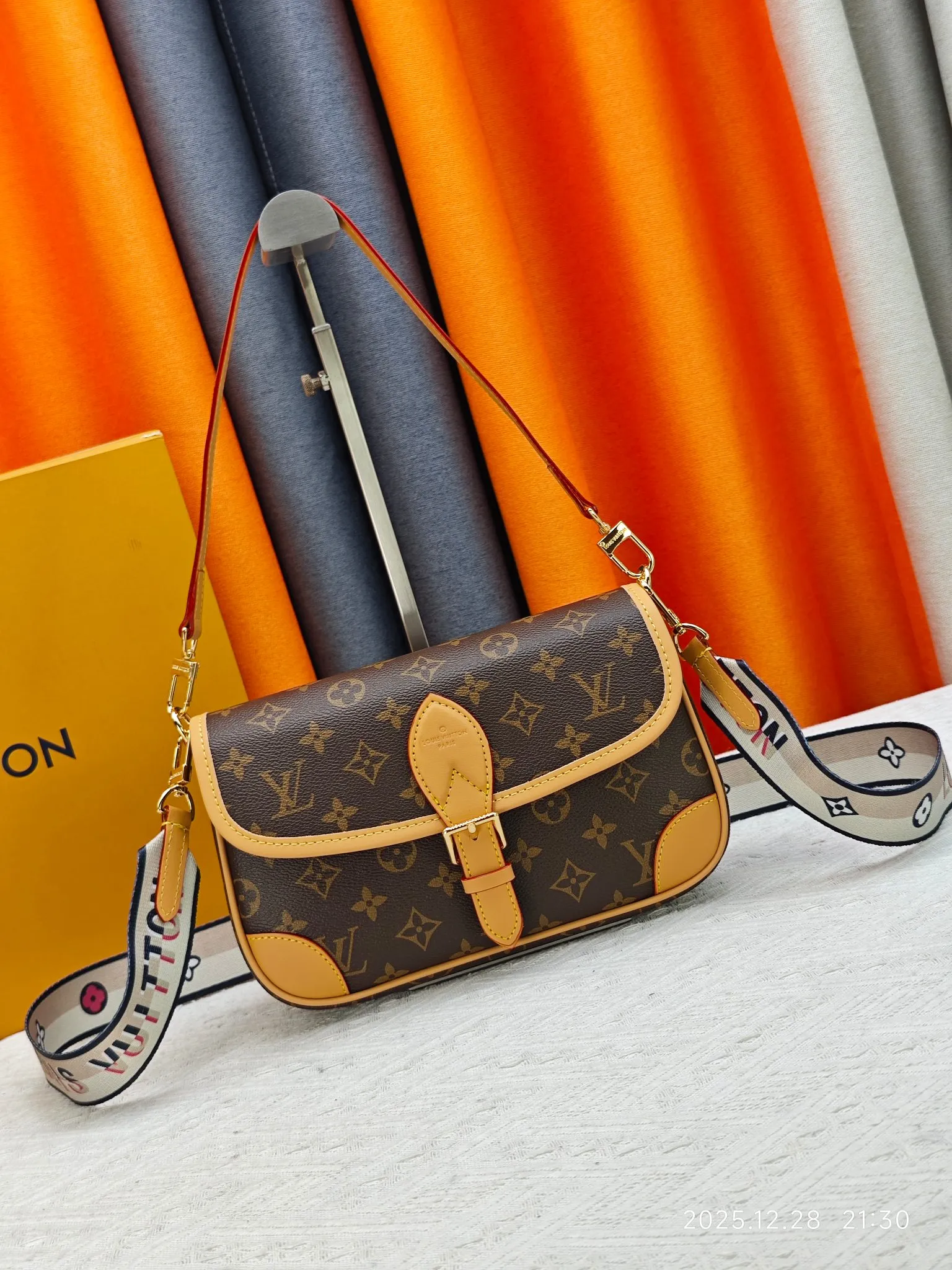 P200 Upgraded original M45985 M45988 This Diane handbag is decorated with classic Monogram cow leather and dazzling metal parts, using modern touches to interpret the new season interest. The zippered interior pocket keeps valuables secure, and the removable leather shoulder strap allows for a variety of carrying options. Dimensions: 24.0 x 15.0 x 9.0 cm (length x height x width)