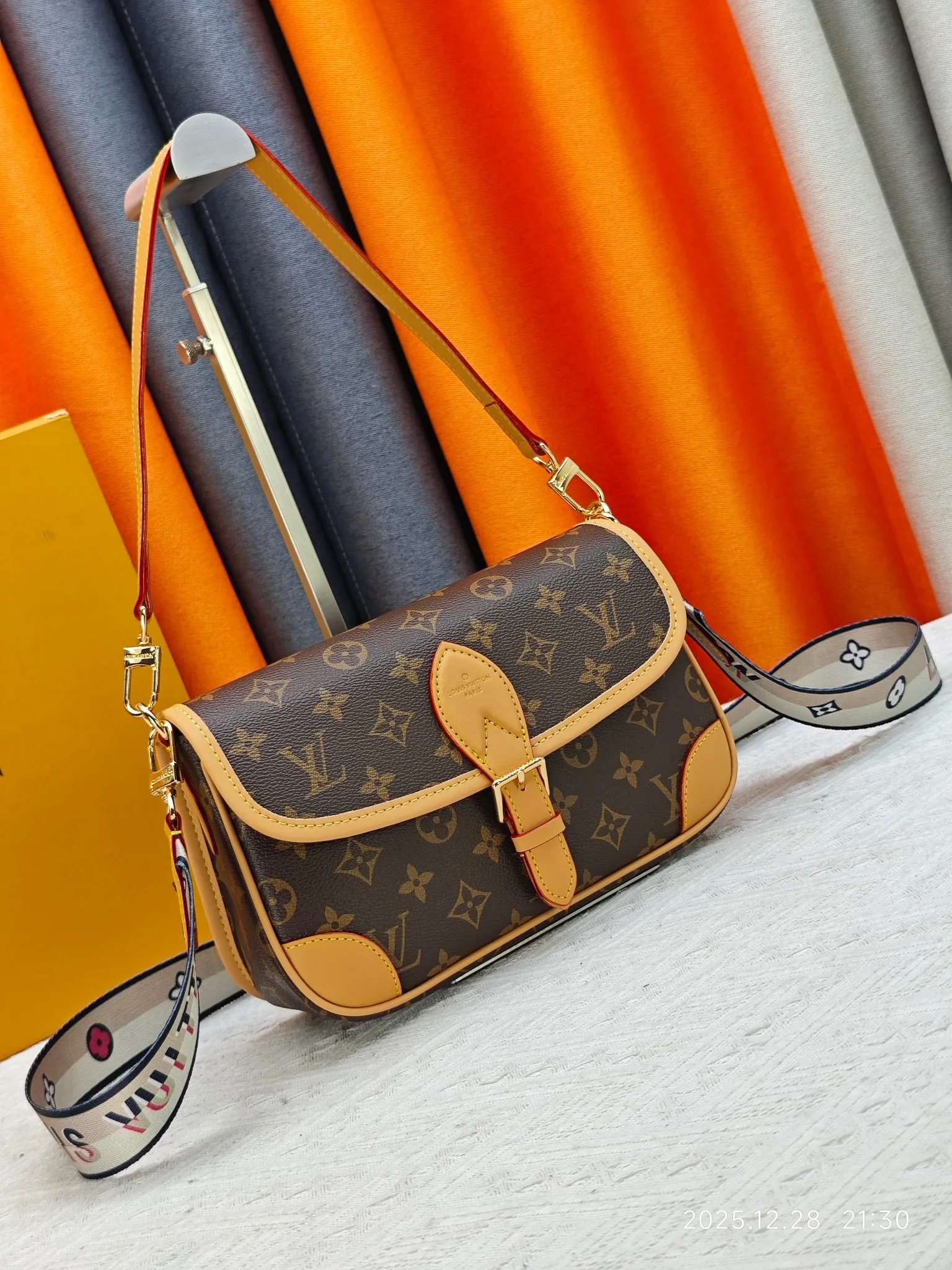 P200 Upgraded original M45985 M45988 This Diane handbag is decorated with classic Monogram cow leather and dazzling metal parts, using modern touches to interpret the new season interest. The zippered interior pocket keeps valuables secure, and the removable leather shoulder strap allows for a variety of carrying options. Dimensions: 24.0 x 15.0 x 9.0 cm (length x height x width)