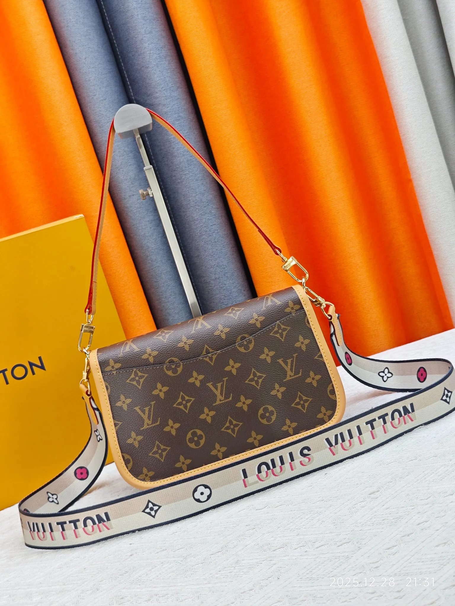 P200 Upgraded original M45985 M45988 This Diane handbag is decorated with classic Monogram cow leather and dazzling metal parts, using modern touches to interpret the new season interest. The zippered interior pocket keeps valuables secure, and the removable leather shoulder strap allows for a variety of carrying options. Dimensions: 24.0 x 15.0 x 9.0 cm (length x height x width)