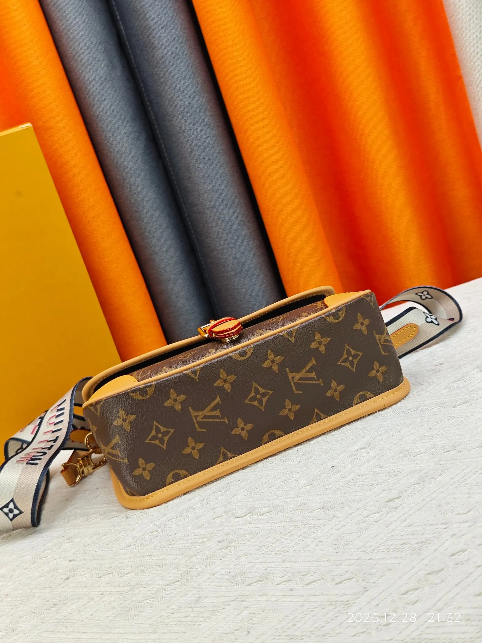 P200 Upgraded original M45985 M45988 This Diane handbag is decorated with classic Monogram cow leather and dazzling metal parts, using modern touches to interpret the new season interest. The zippered interior pocket keeps valuables secure, and the removable leather shoulder strap allows for a variety of carrying options. Dimensions: 24.0 x 15.0 x 9.0 cm (length x height x width)